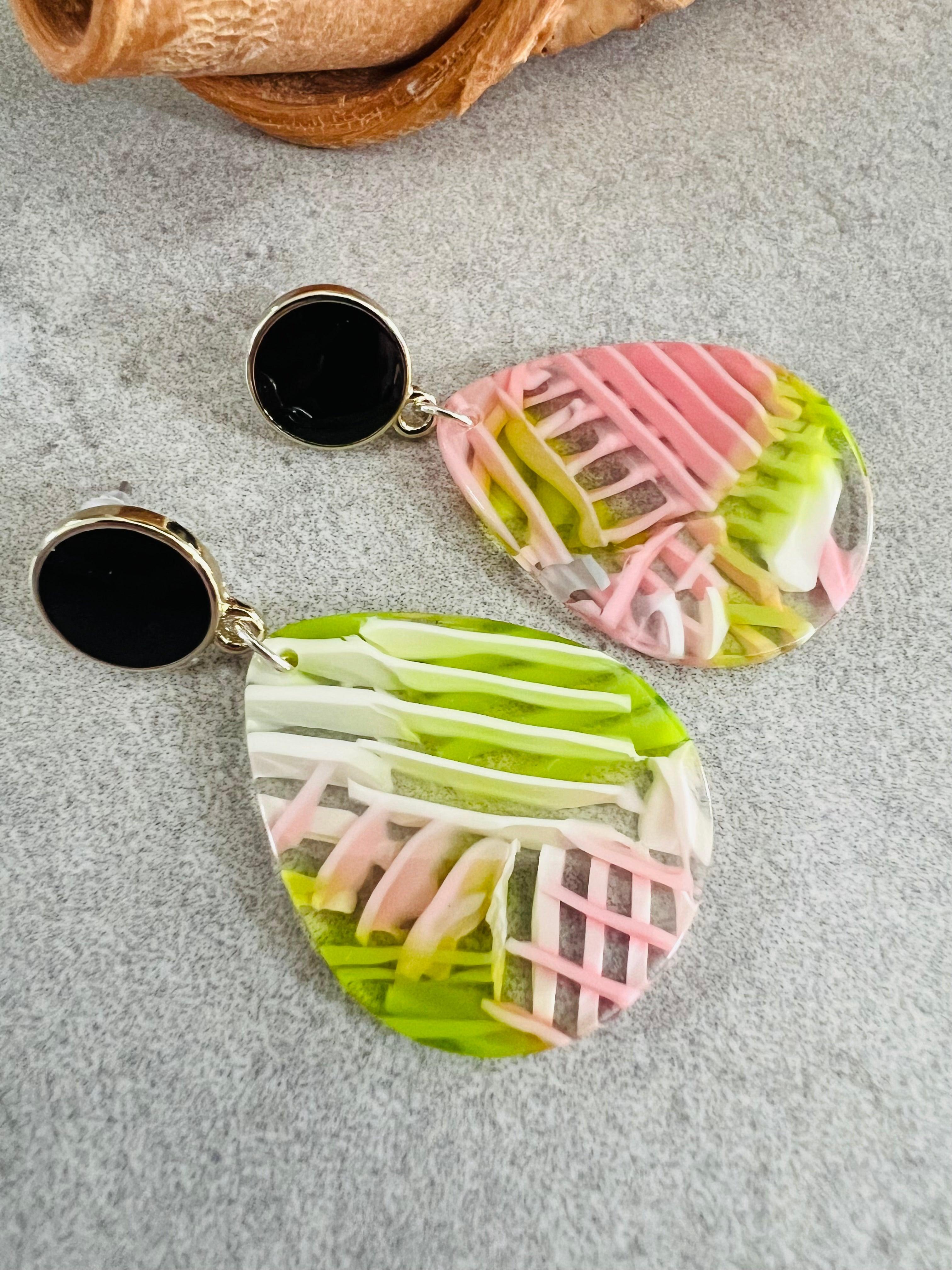 Boucles d’oreilles AUGUSTINE gouttes résine, vert et touche de rose - Créations Uniques - Créations Uniques