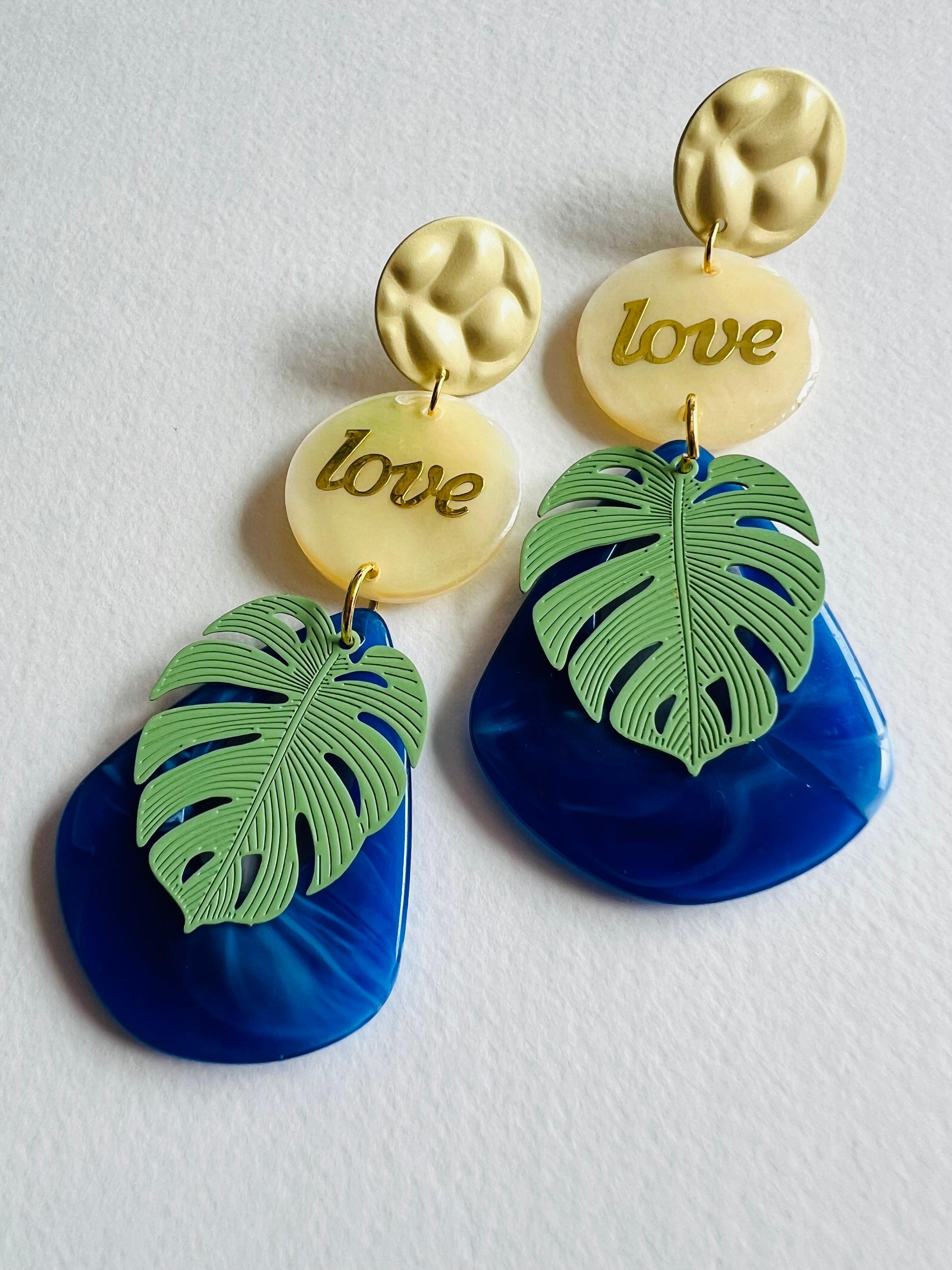 Boucles d’oreilles NAOMI résine bleues et feuilles tropicales , intercalaires love nacré - Créations Uniques - Créations Uniques