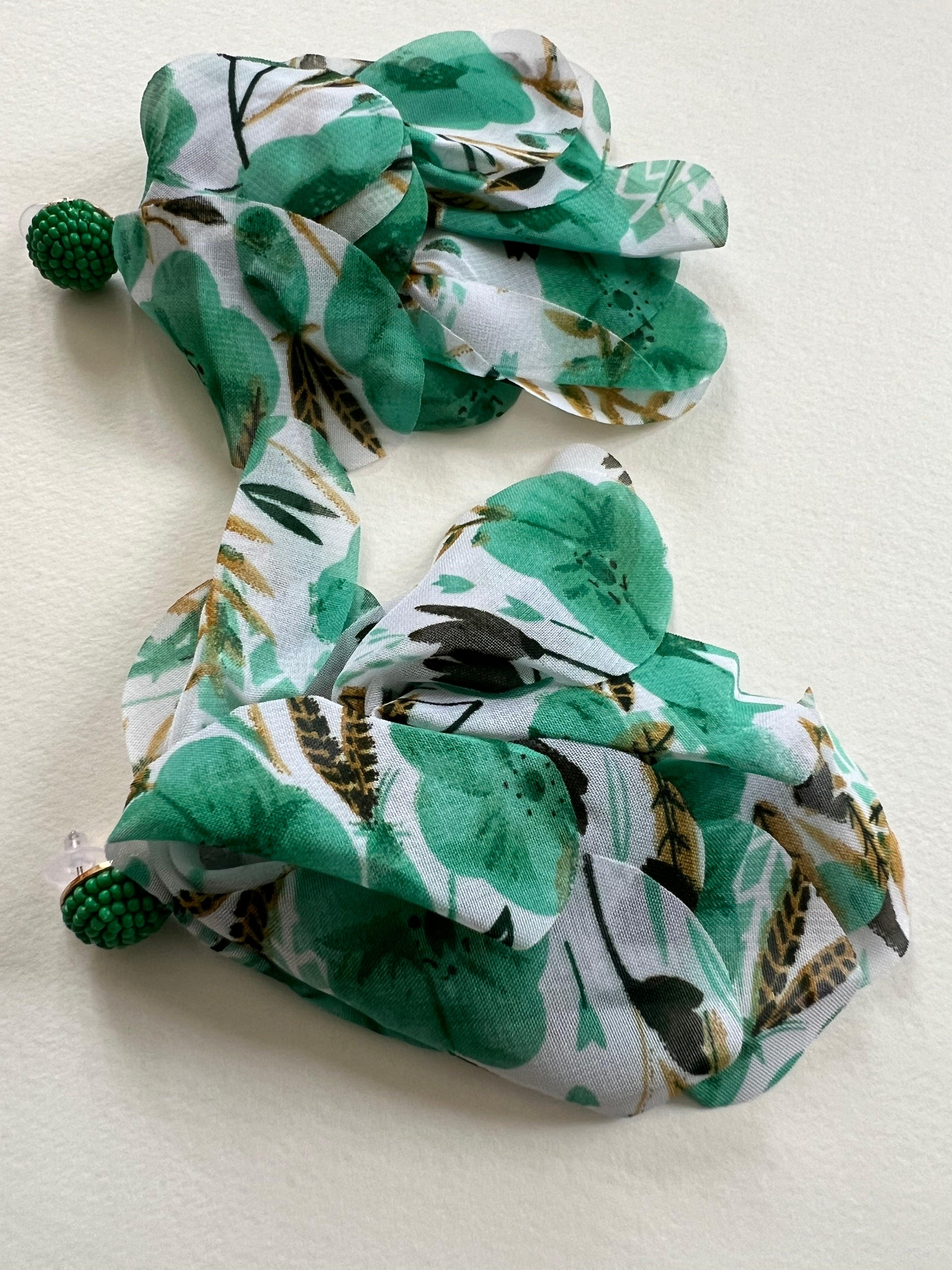 Boucles d’oreilles ALESSANDRA tissu motif fleuri vert et blanc - Créations Uniques