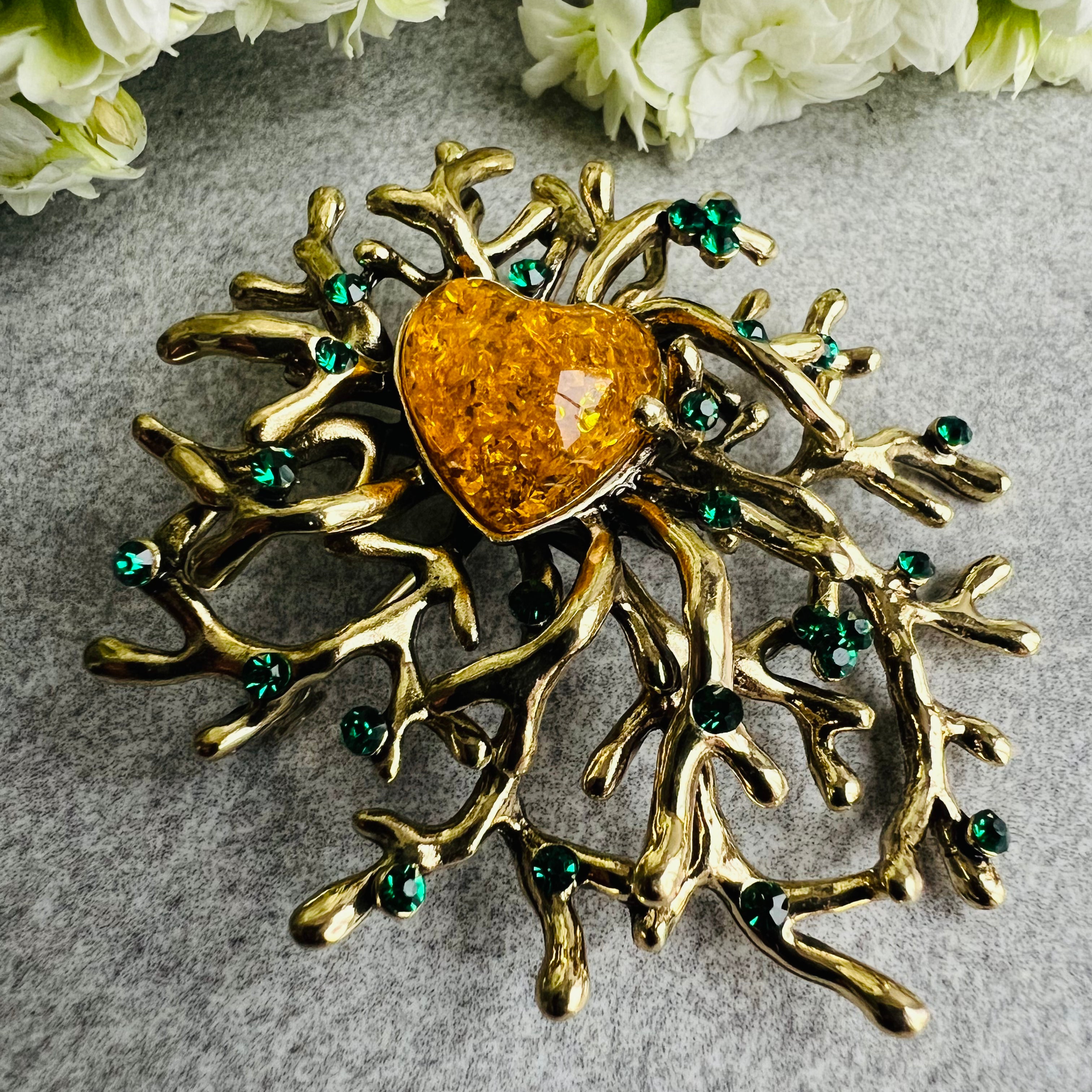 Broche NOEMI feuillage doré féerique strass émeraude et ambre - Créations Uniques