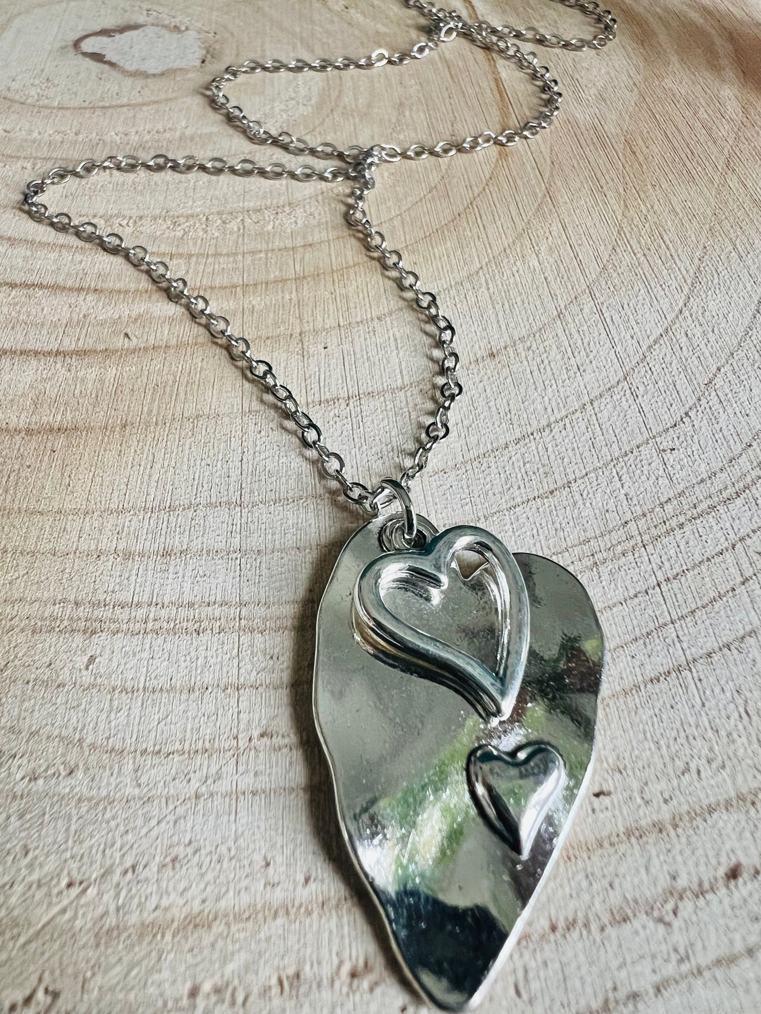 Collier COLEEN pendentif cœurs argentés superposés - Créations Uniques