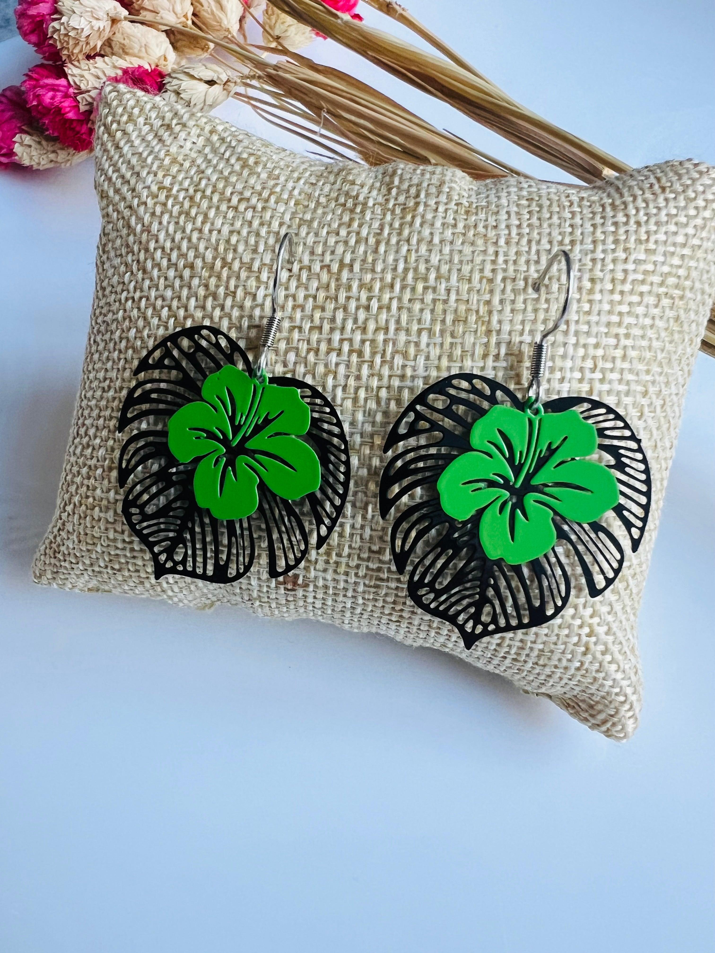 Boucles d’oreilles BLAIR feuilles tropicales et hibiscus - Créations Uniques - Créations Uniques