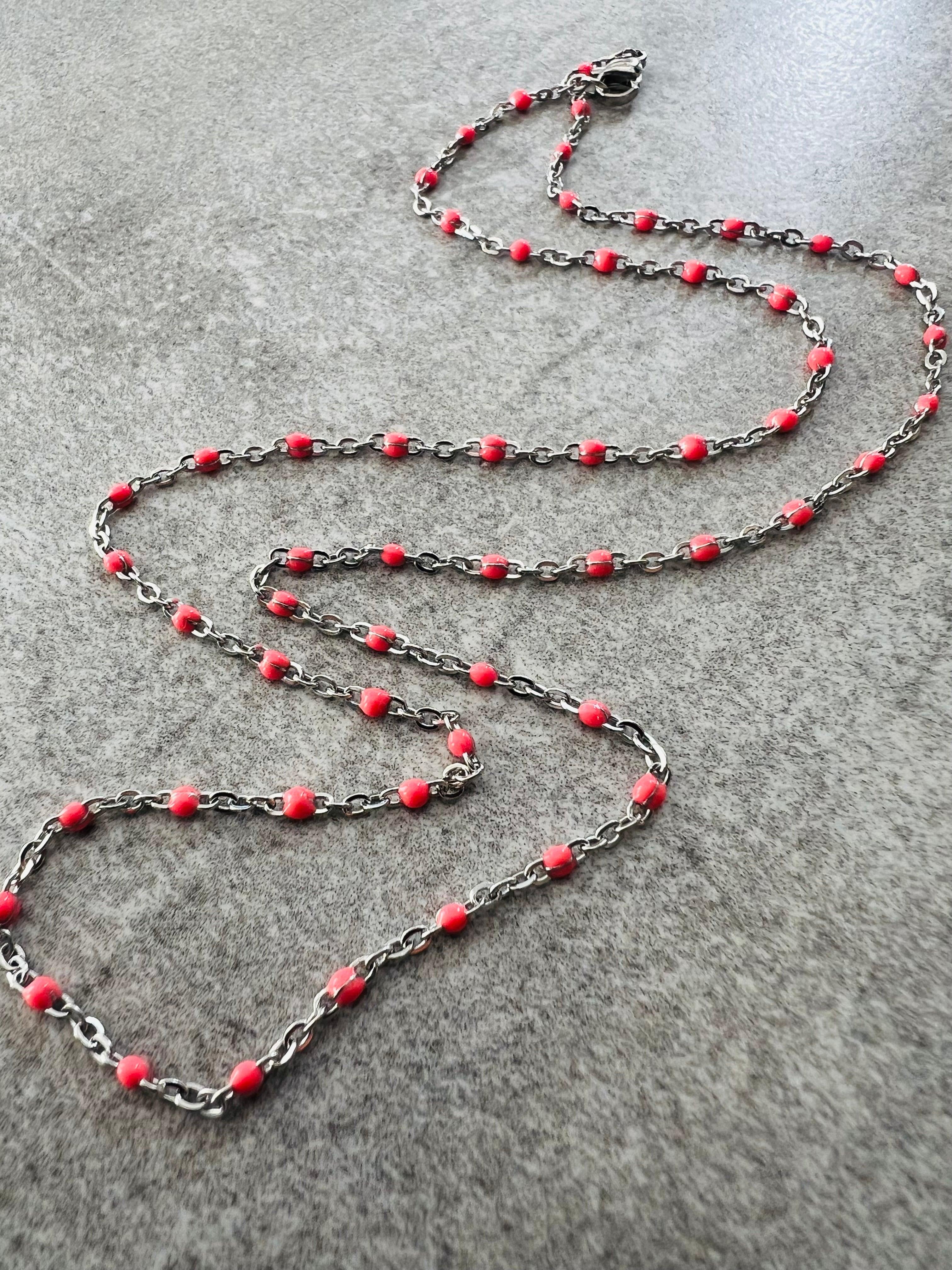 Collier ETHEL mini billes résine rose fluo chaîne argentée - Créations Uniques