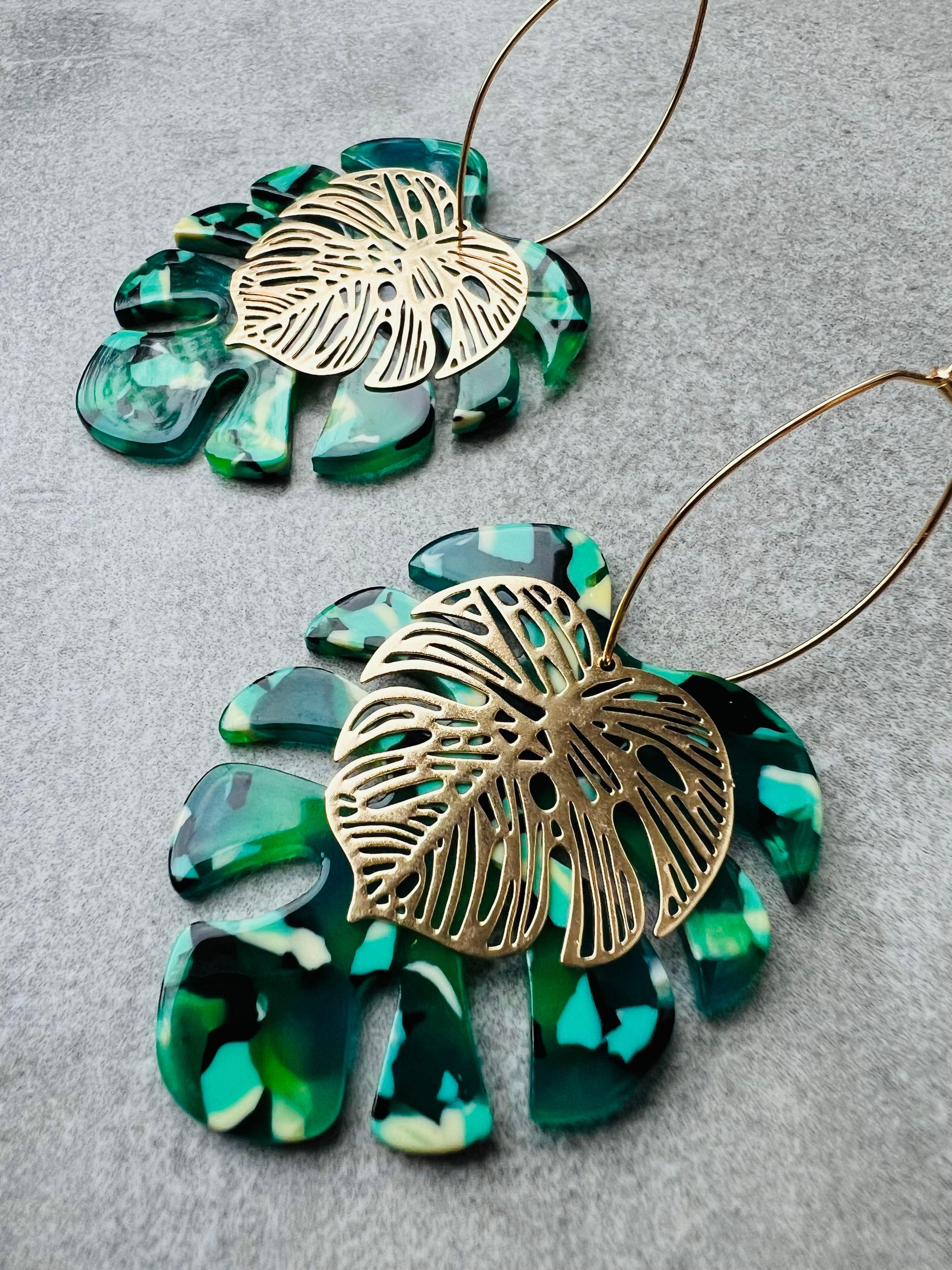 Boucles d’oreilles MADELINE feuilles tropicales vertes et dorées - Créations Uniques - Créations Uniques