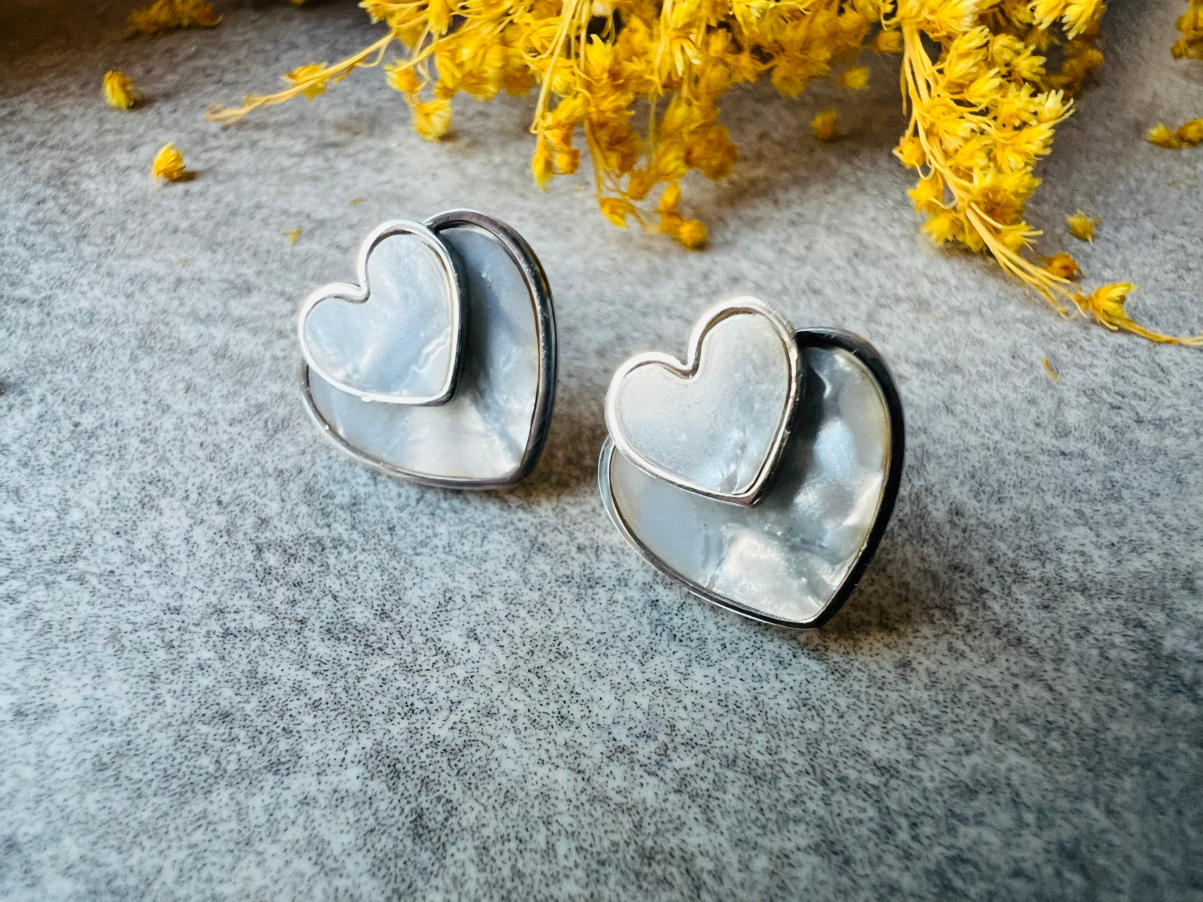 Boucles d’oreilles JOSIE clous mini cœurs irisés - Créations Uniques