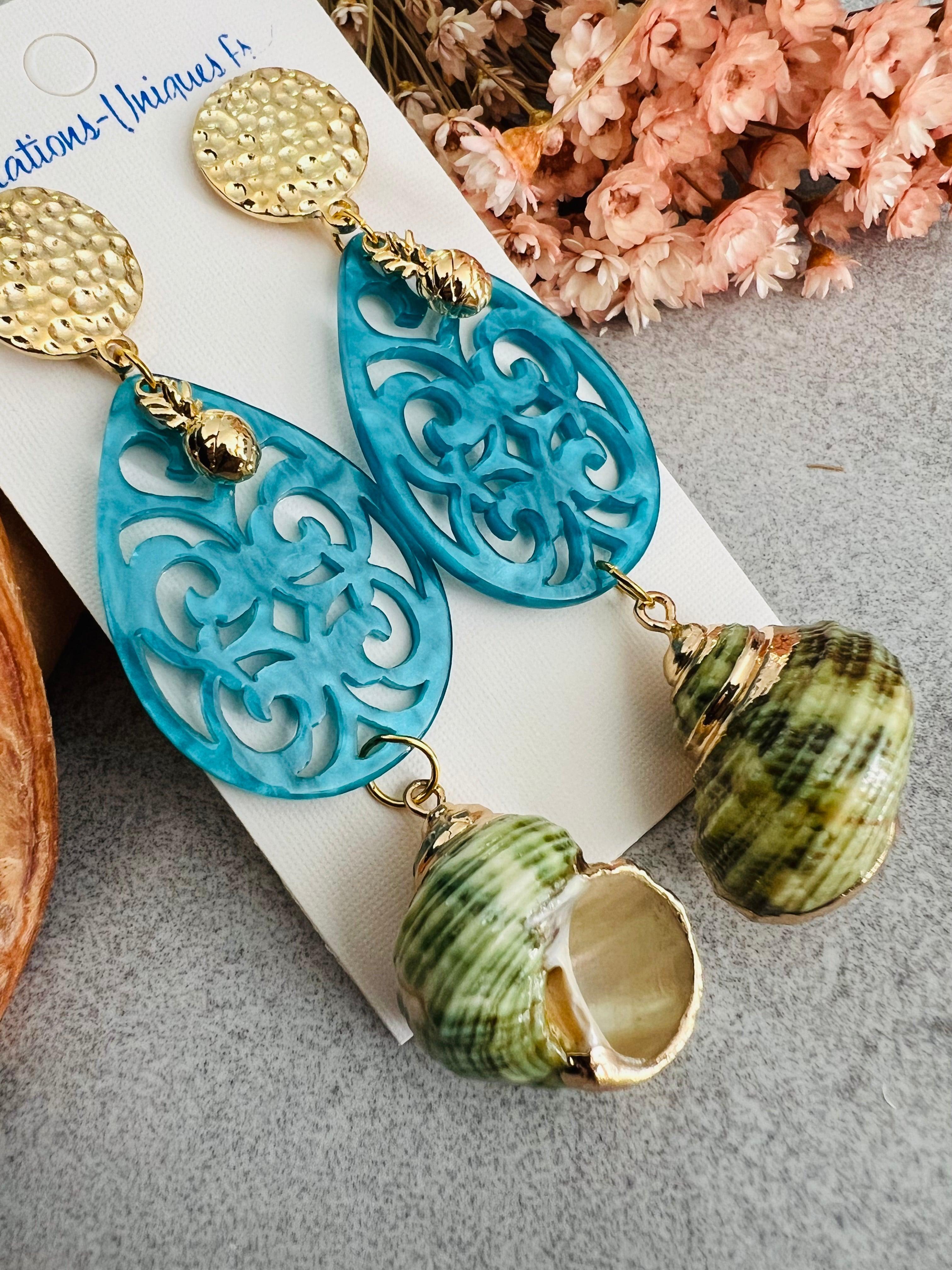 Boucles d’oreilles LIZ résine bleues et coquillages verts - Créations Uniques - Créations Uniques