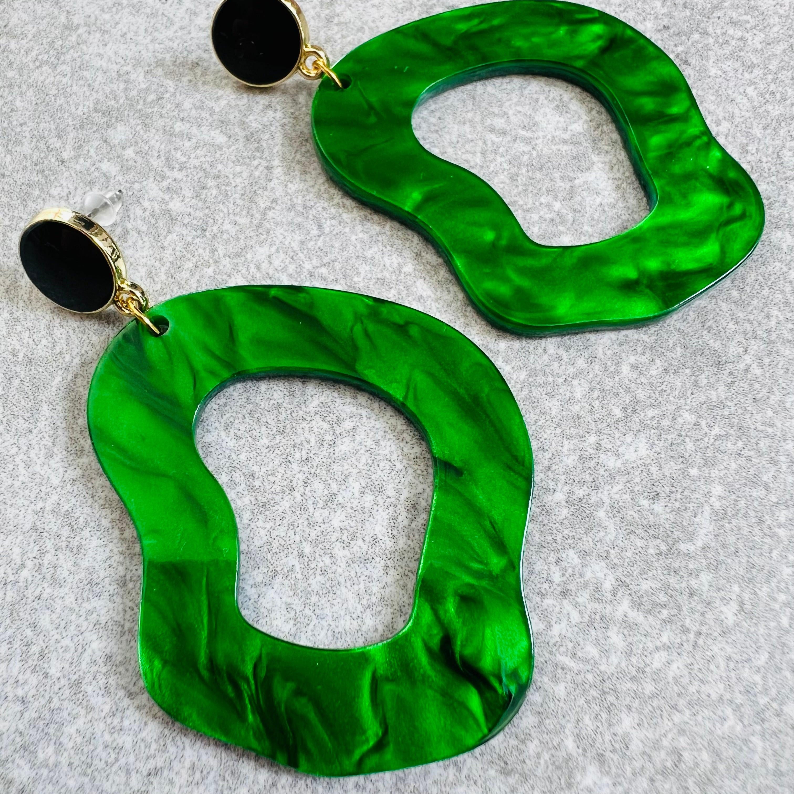 Boucles d’oreilles MAGDA résine vert lumineux - Créations Uniques - Créations Uniques