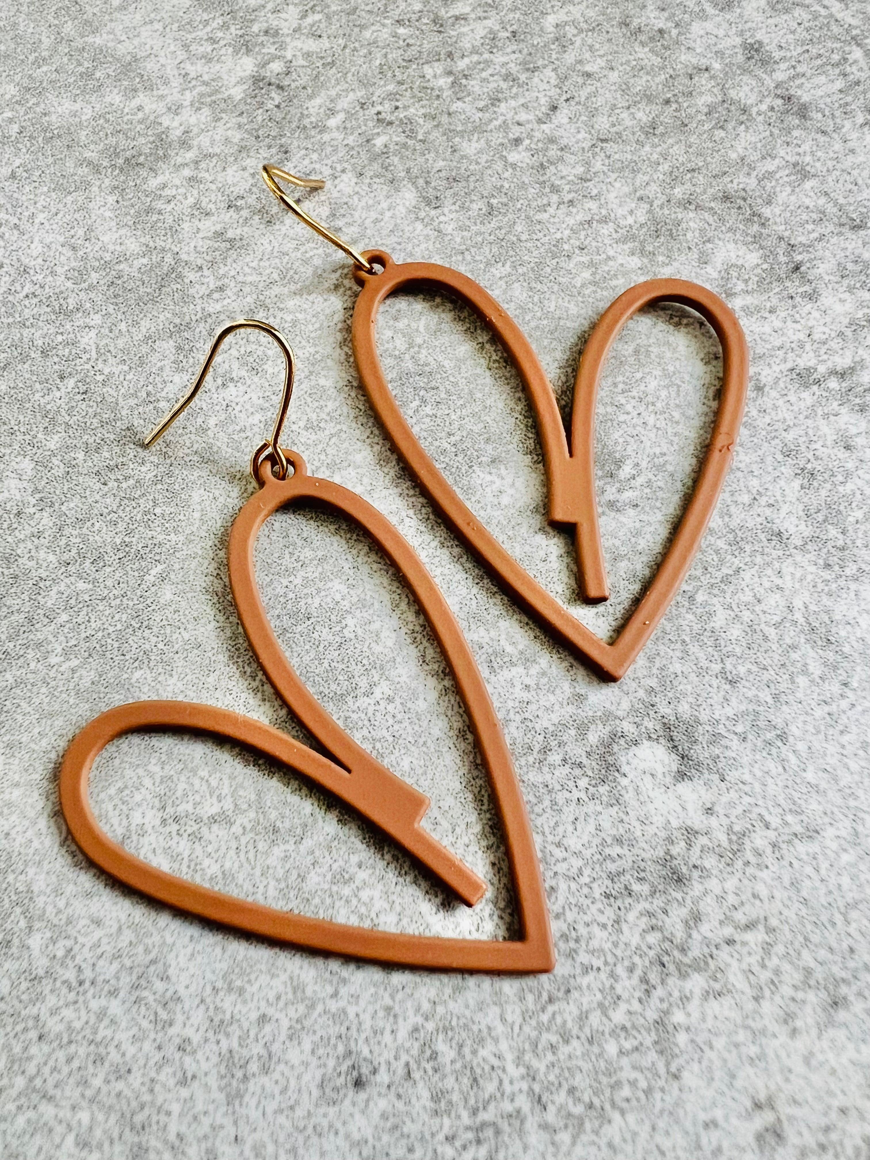 Boucles d’oreilles CHARLENE cœurs marron clair- Créations Uniques - Créations Uniques