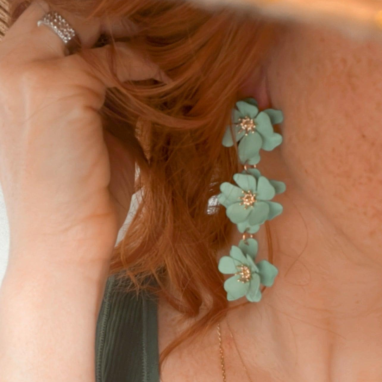Boucles d’oreilles pendantes AXELLE - 3 fleurs métal vertes - Créations Uniques