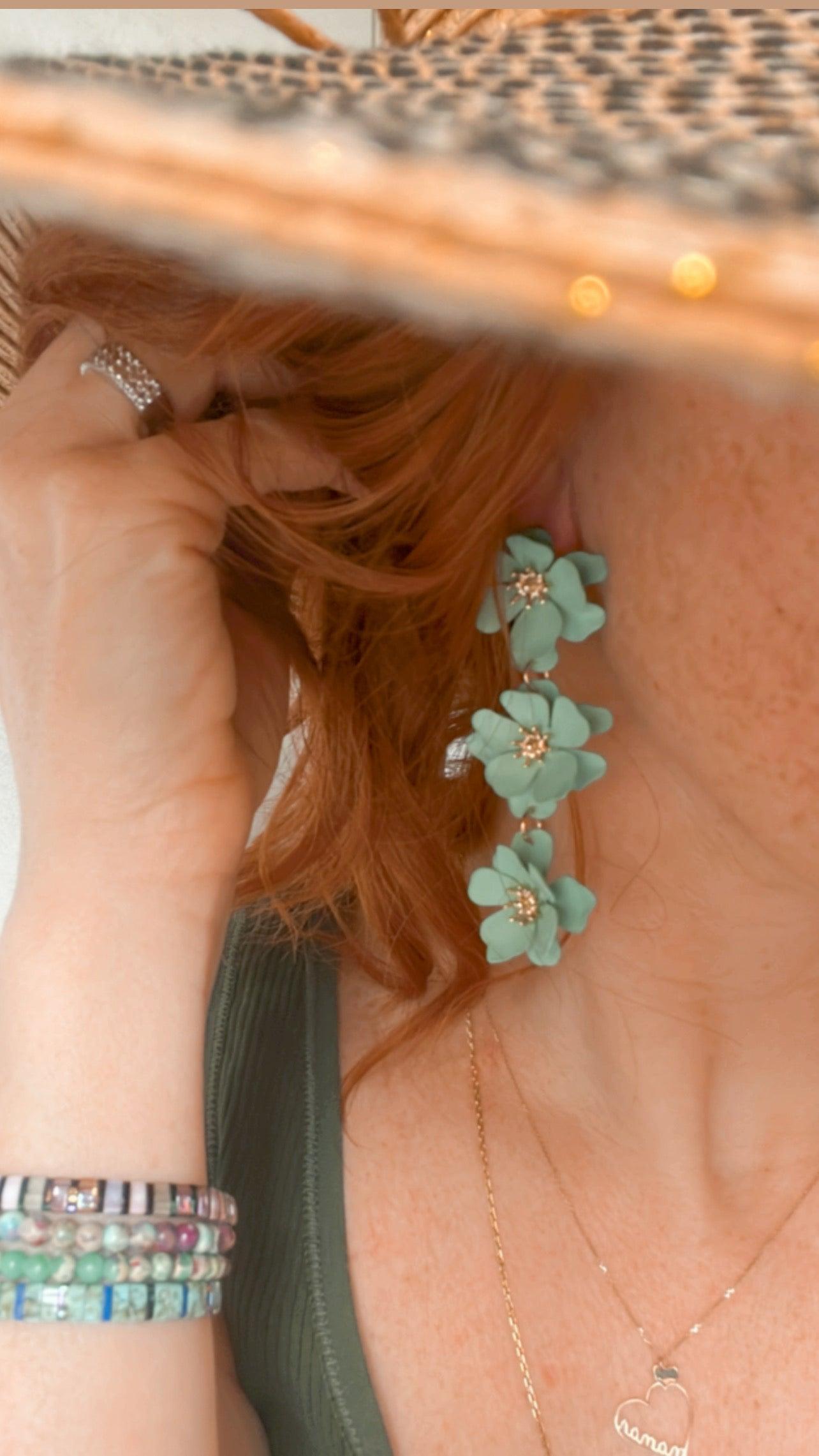 Boucles d’oreilles pendantes AXELLE - 3 fleurs métal vertes - Créations Uniques