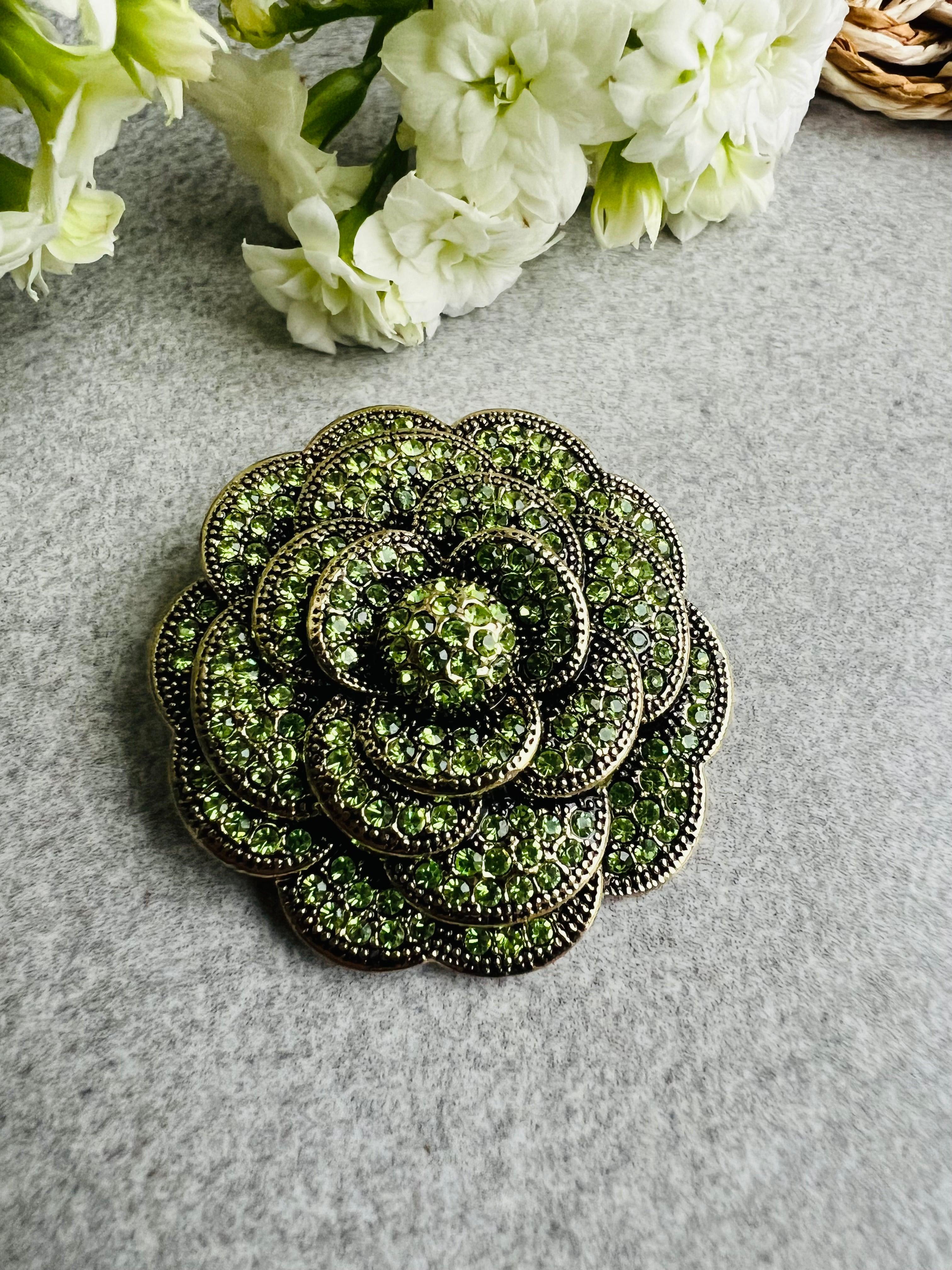 Broche chic PRECIOUS fleur strass verts - Créations Uniques