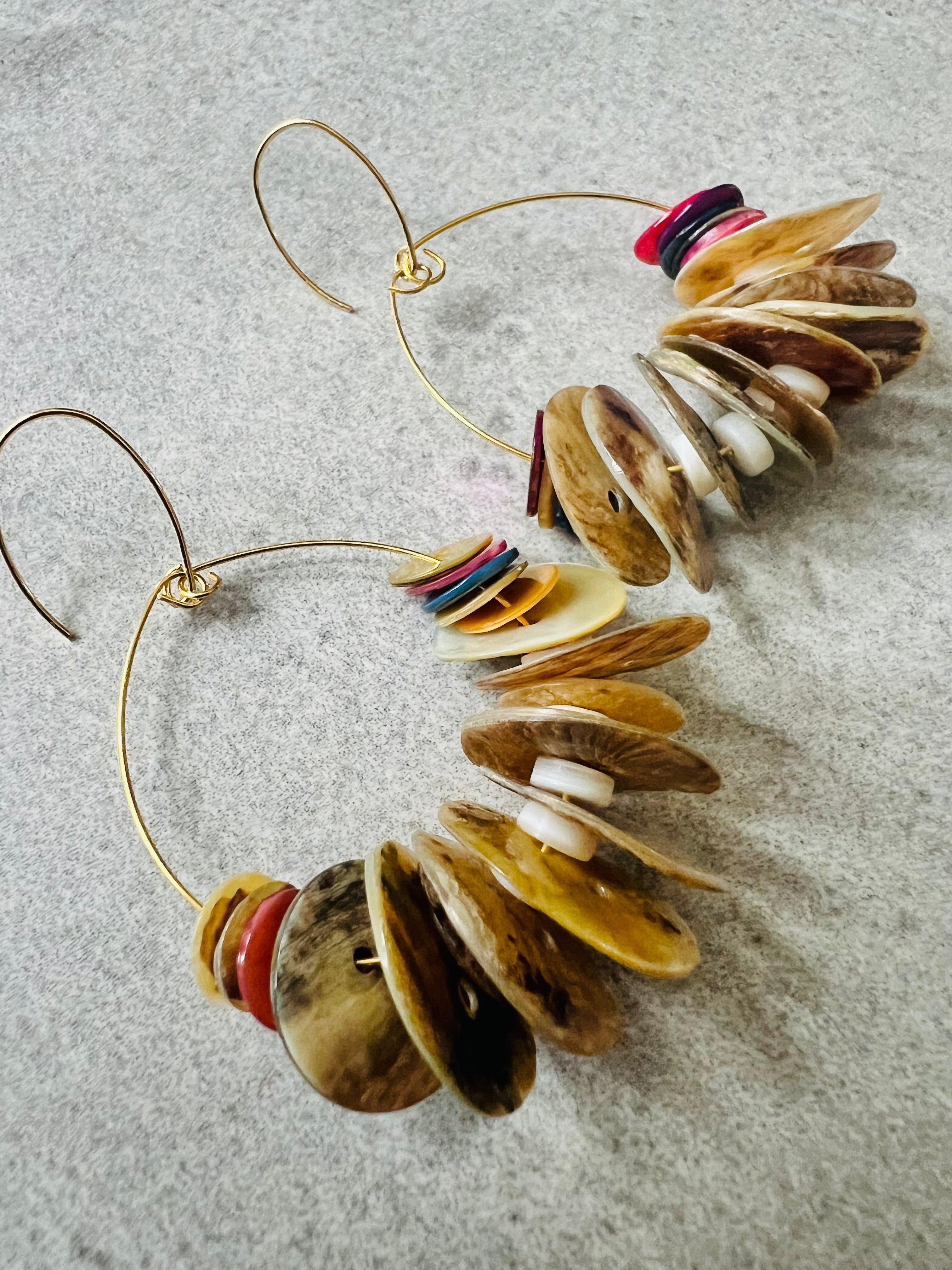 Boucles d’oreilles ARIANE boutons de nacre style bohème - Créations Uniques - Créations Uniques