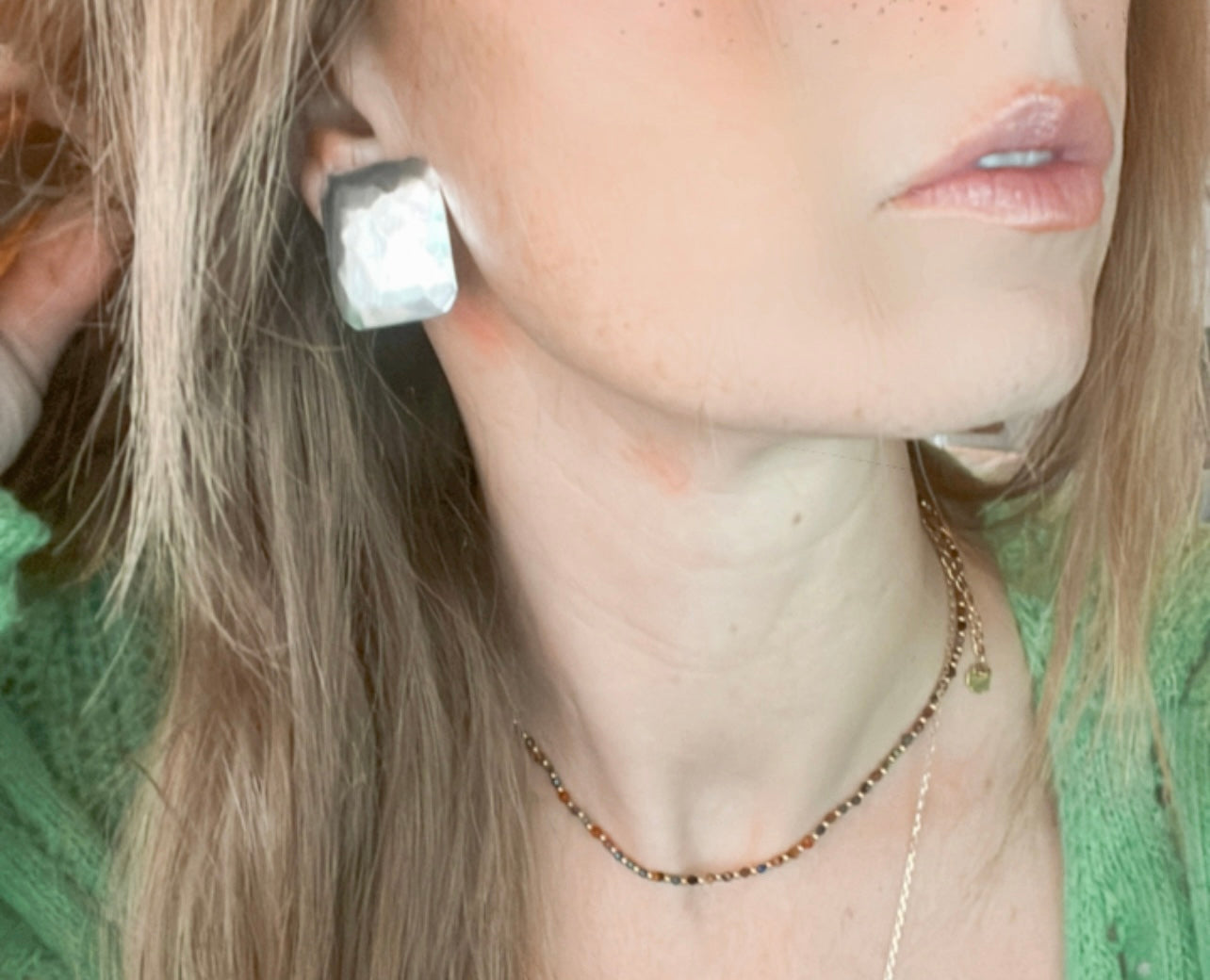 E70760 Boucles d'oreilles clips carrées texturées - Karine Sultan - Créations Uniques