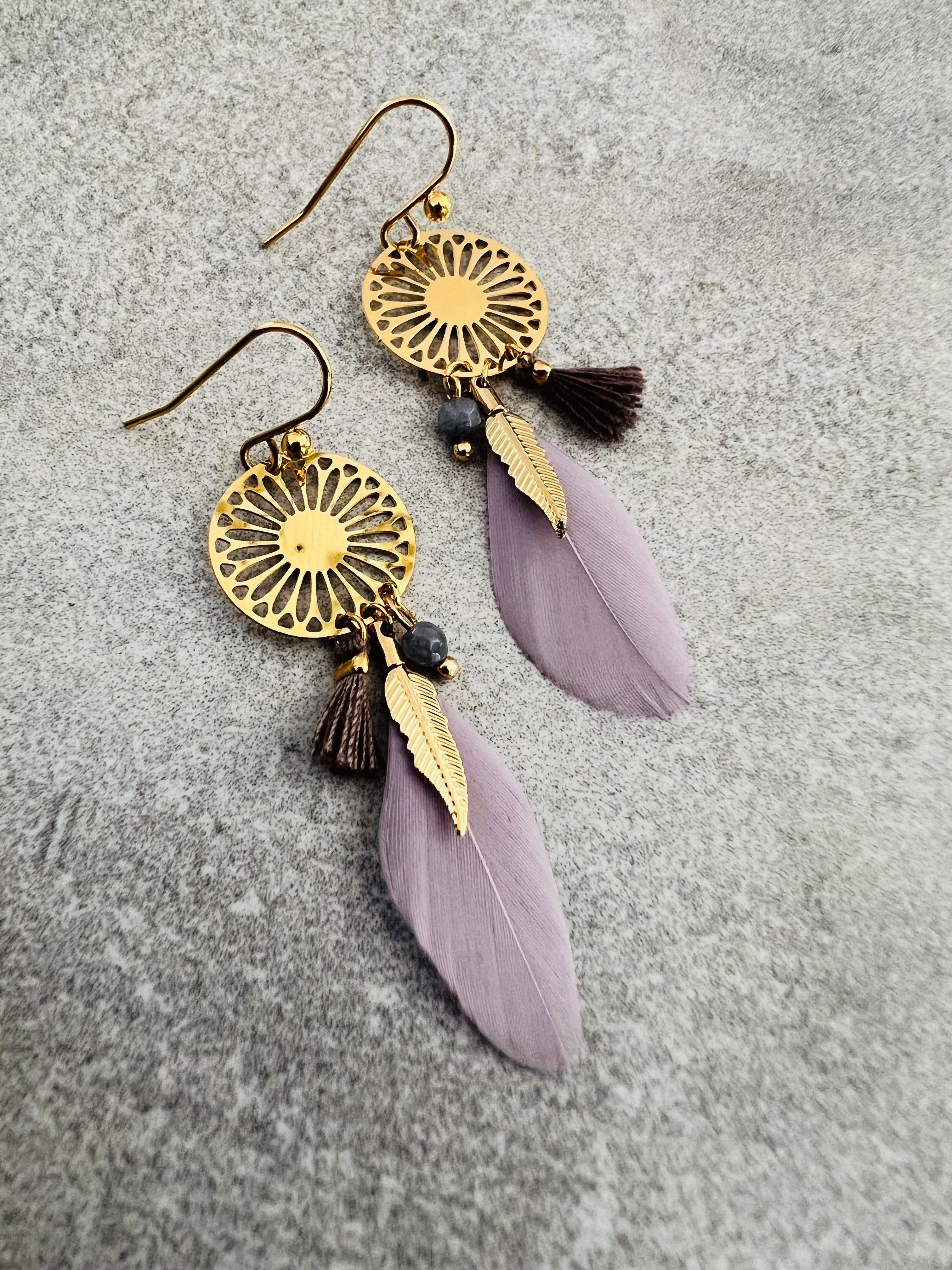 Boucles d’oreilles MIKAELA plumes mauves - Créations Uniques