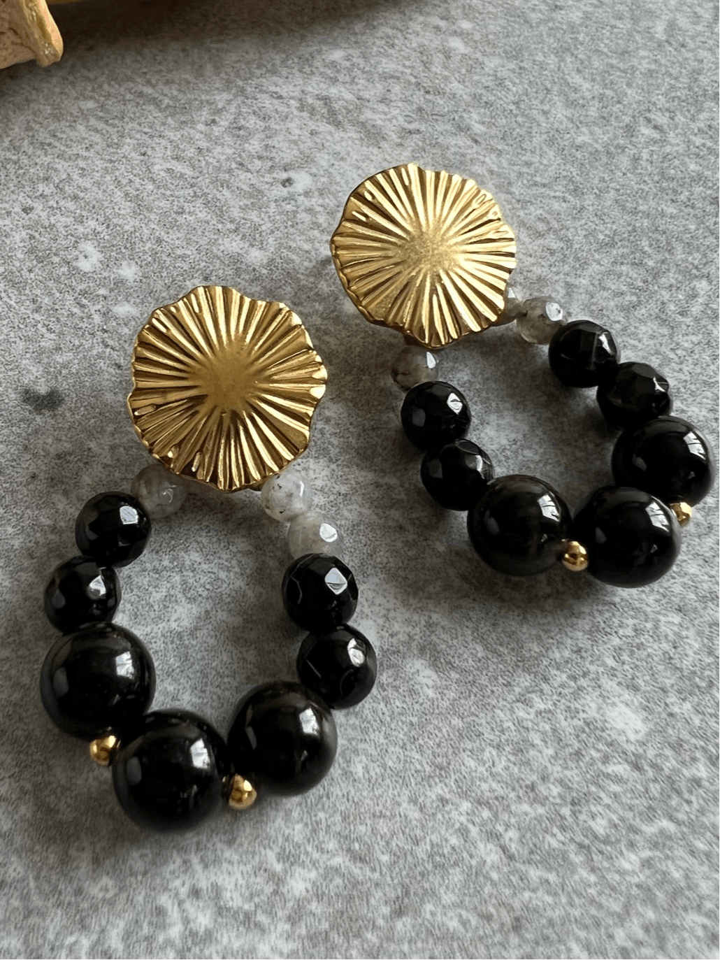 Boucles d’oreilles CANDY gouttes perles noires clous dorés - Créations Uniques