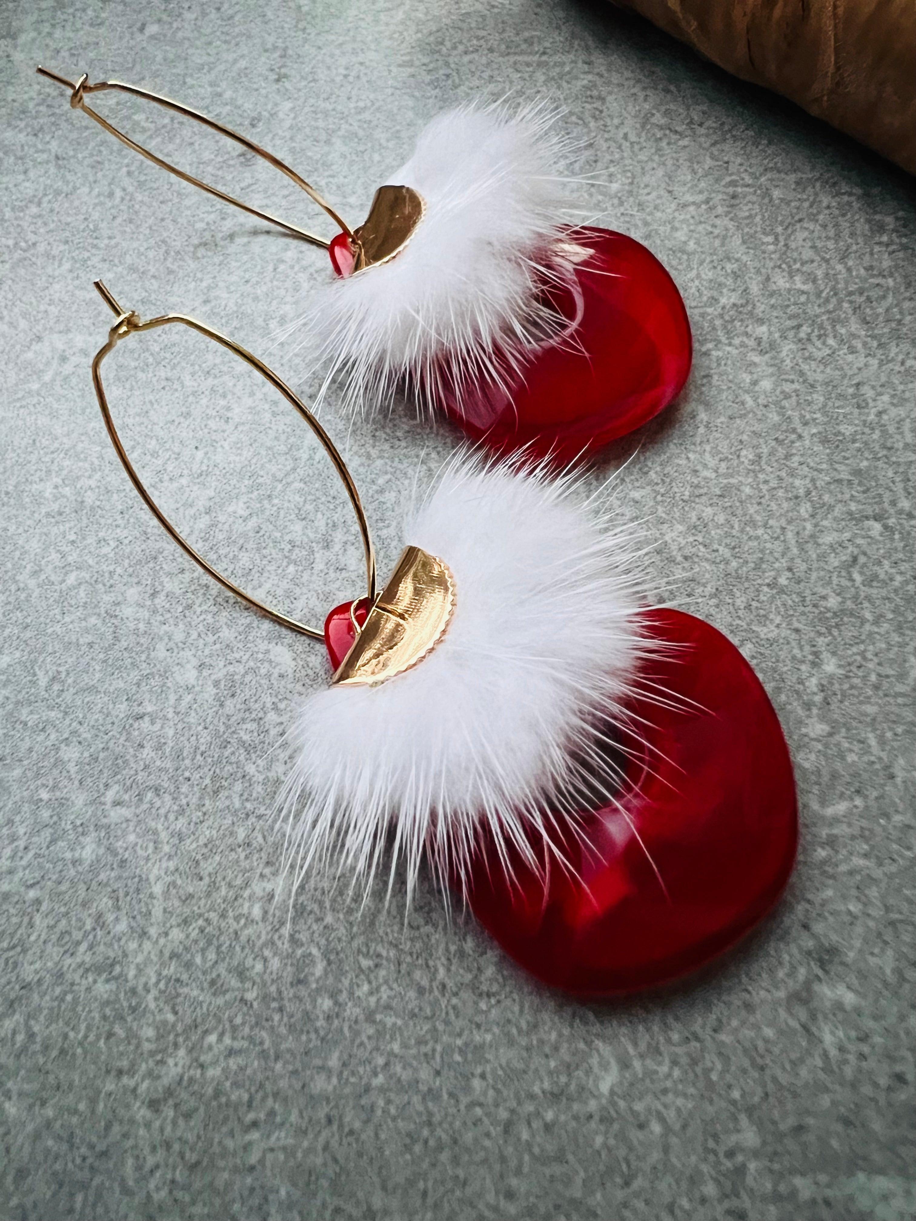 Boucles d’oreilles CALLEIGH résine rouge et pampilles douce - Créations Uniques - Créations Uniques