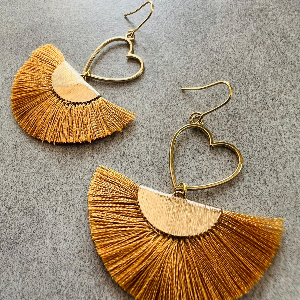 Boucles d’oreilles MARYLAUR cœurs dorés et éventail moutarde - Créations Uniques - Créations Uniques