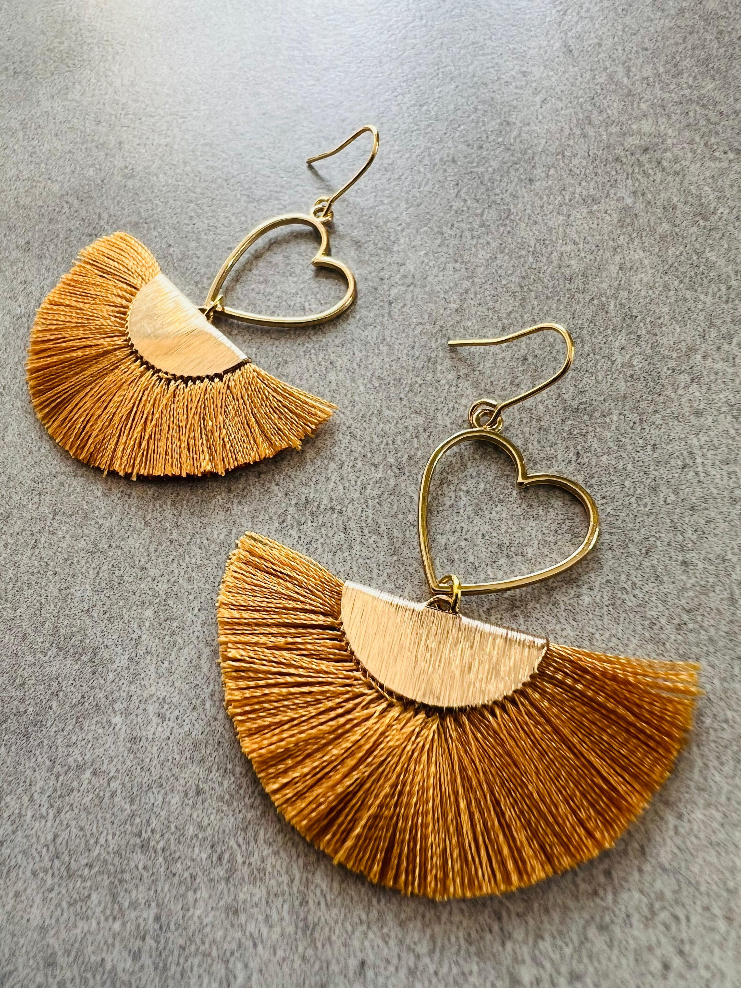 Boucles d’oreilles MARYLAUR cœurs dorés et éventail moutarde - Créations Uniques - Créations Uniques