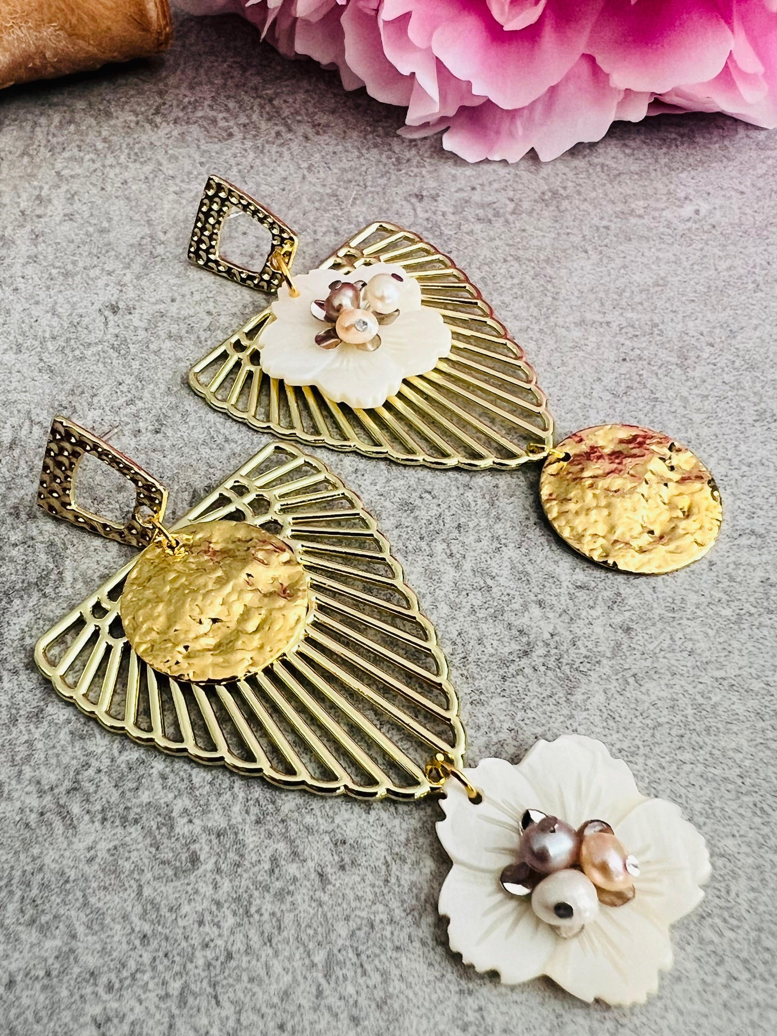 Boucles d’oreilles asymétriques dorées DOROTHY fleurs de nacre - Créations Uniques - Créations Uniques