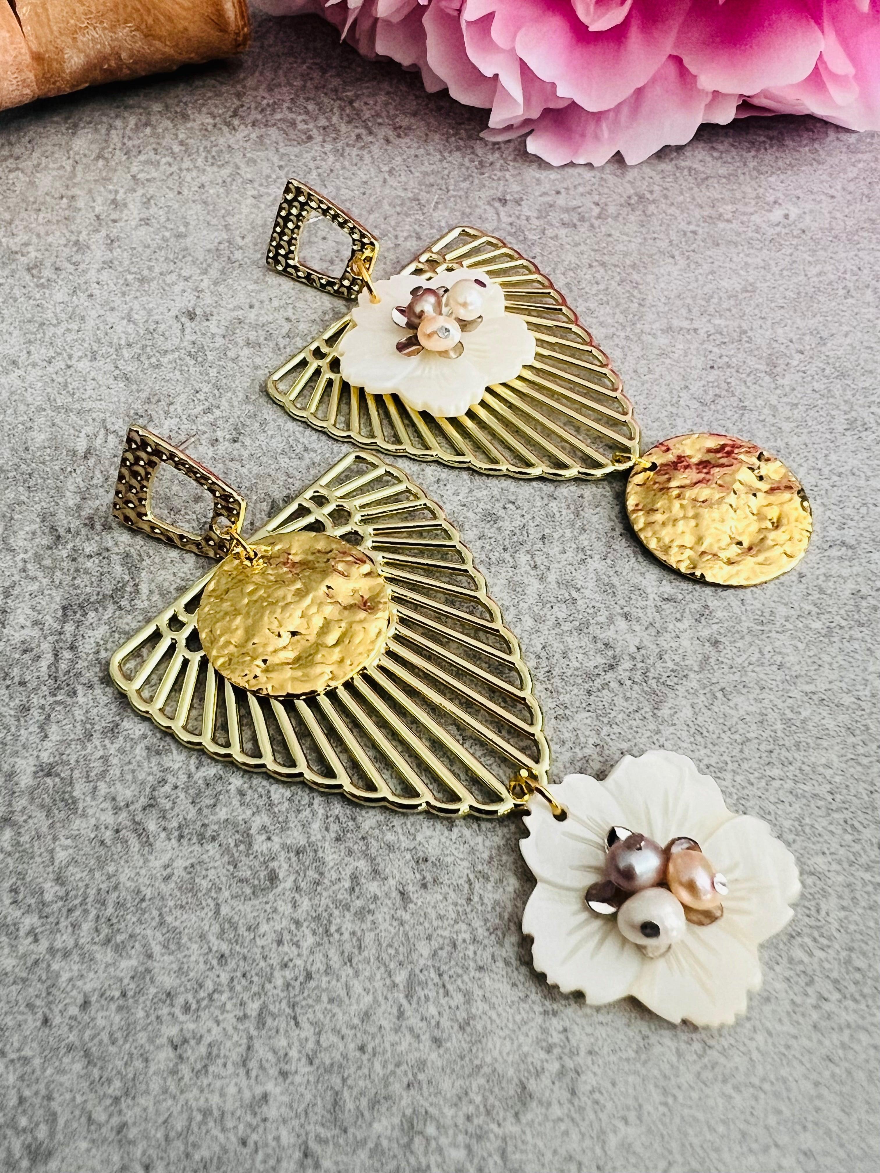 Boucles d’oreilles asymétriques dorées DOROTHY fleurs de nacre - Créations Uniques - Créations Uniques