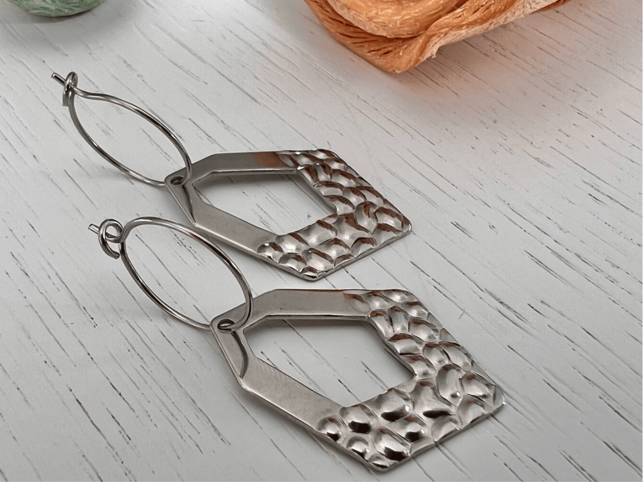 Boucles d’oreilles ROXANA polygone argenté martelé - Créations Uniques - Créations Uniques