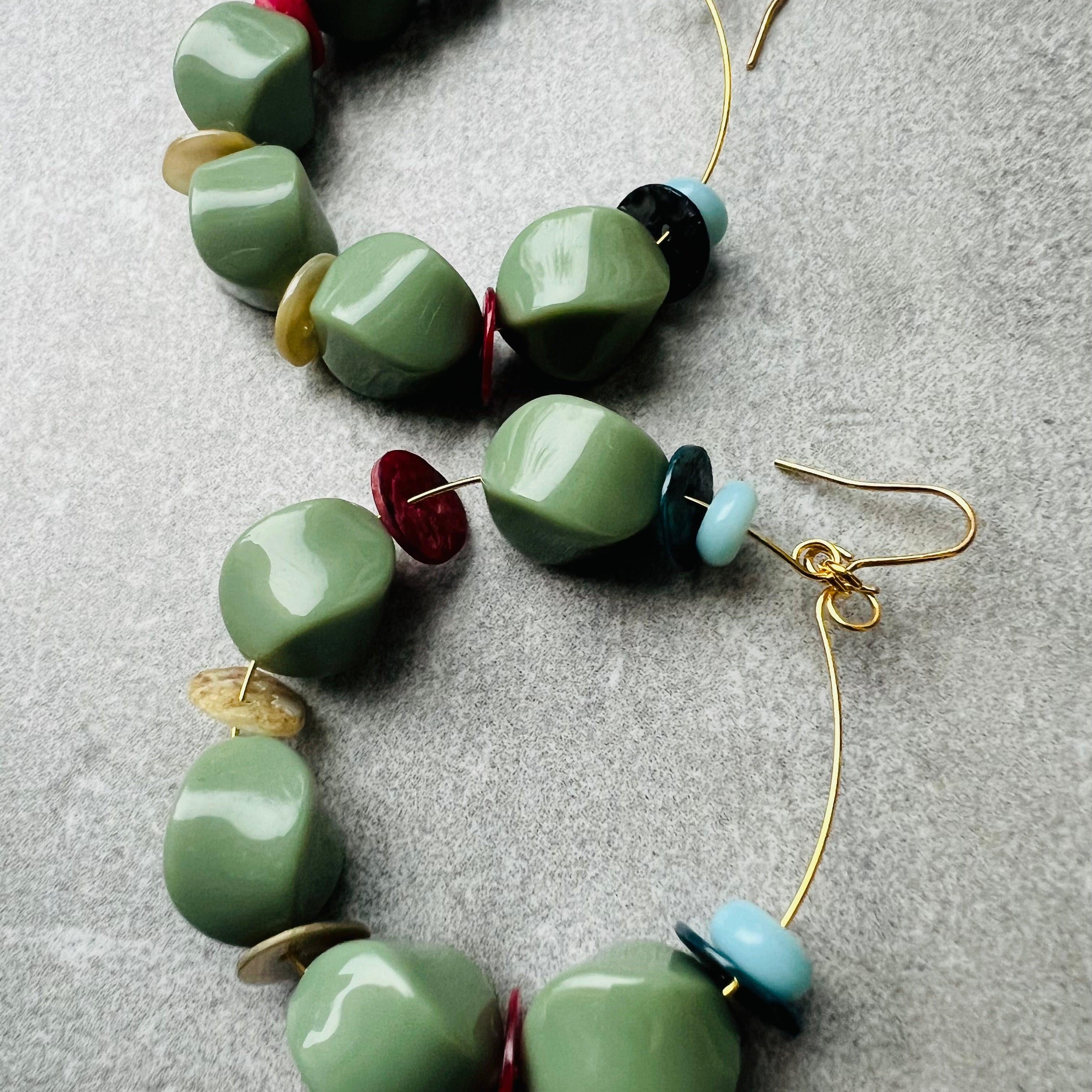 Boucles d’oreilles ROSALIE perles vertes et boutons de nacre colorés - Créations Uniques - Créations Uniques