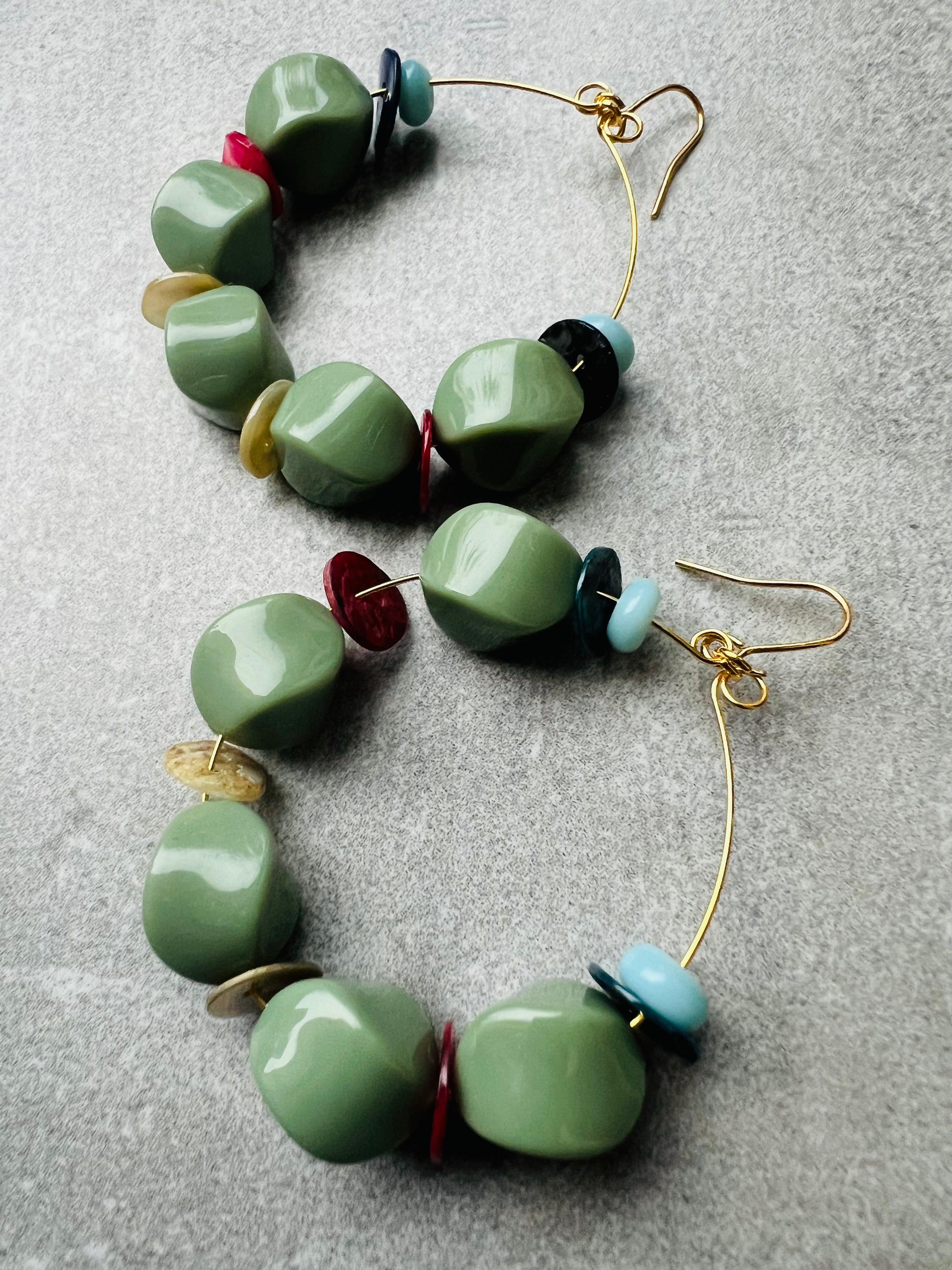 Boucles d’oreilles ROSALIE perles vertes et boutons de nacre colorés - Créations Uniques - Créations Uniques