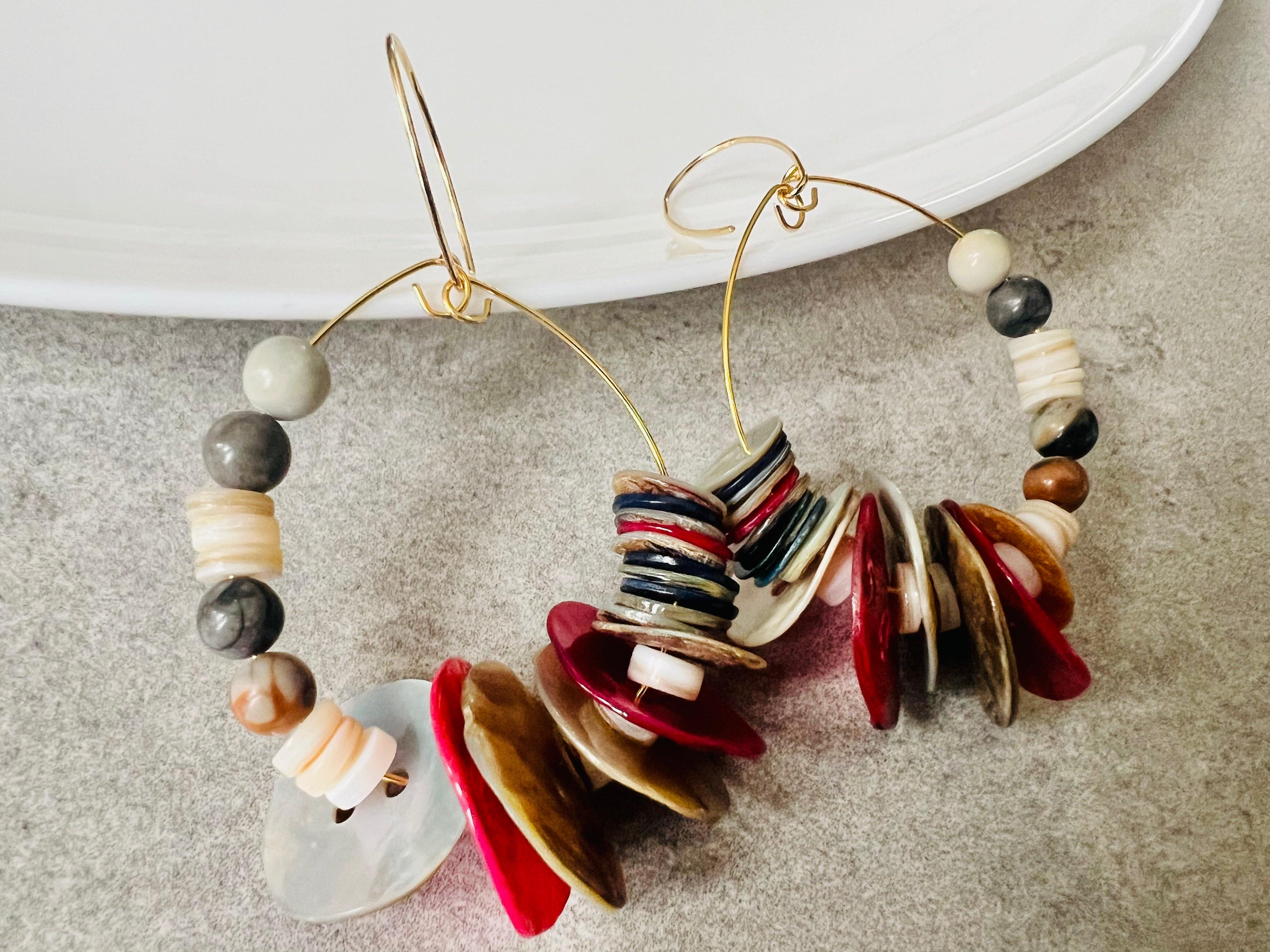 Boucles d’oreilles ARIANE boutons de nacre et perles, style bohème - Créations Uniques - Créations Uniques