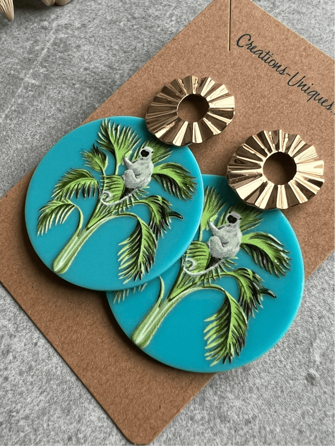 Boucles d’oreilles NOUNA résine bleu motif singe - Créations Uniques - Créations Uniques