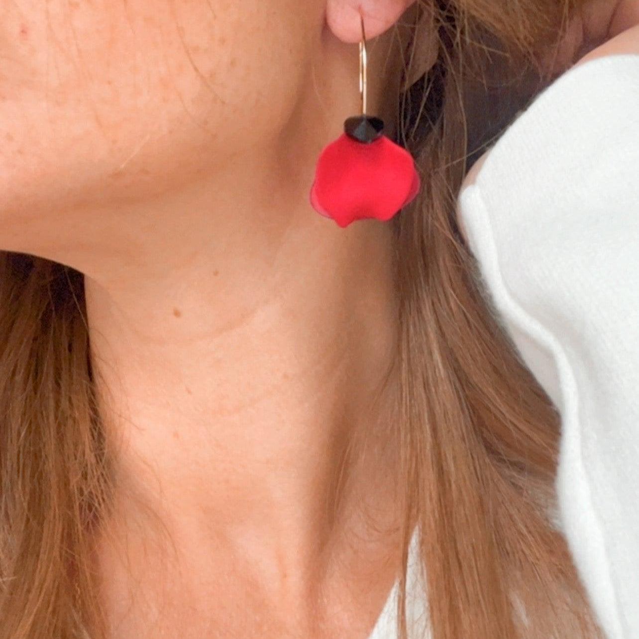 Boucles d’oreilles MARIELLE pétales rouges et cœurs cristal noirs - Créations Uniques - Créations Uniques