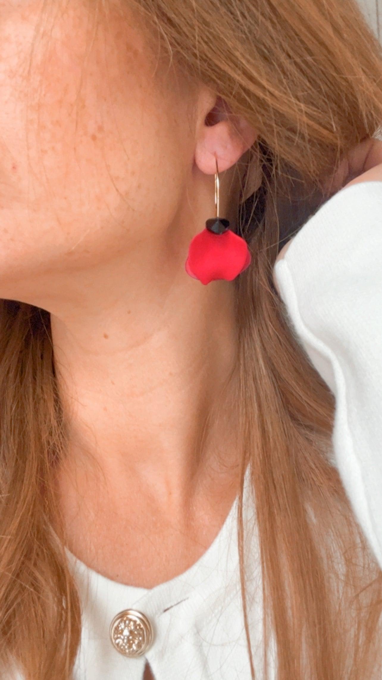 Boucles d’oreilles MARIELLE pétales rouges et cœurs cristal noirs - Créations Uniques - Créations Uniques