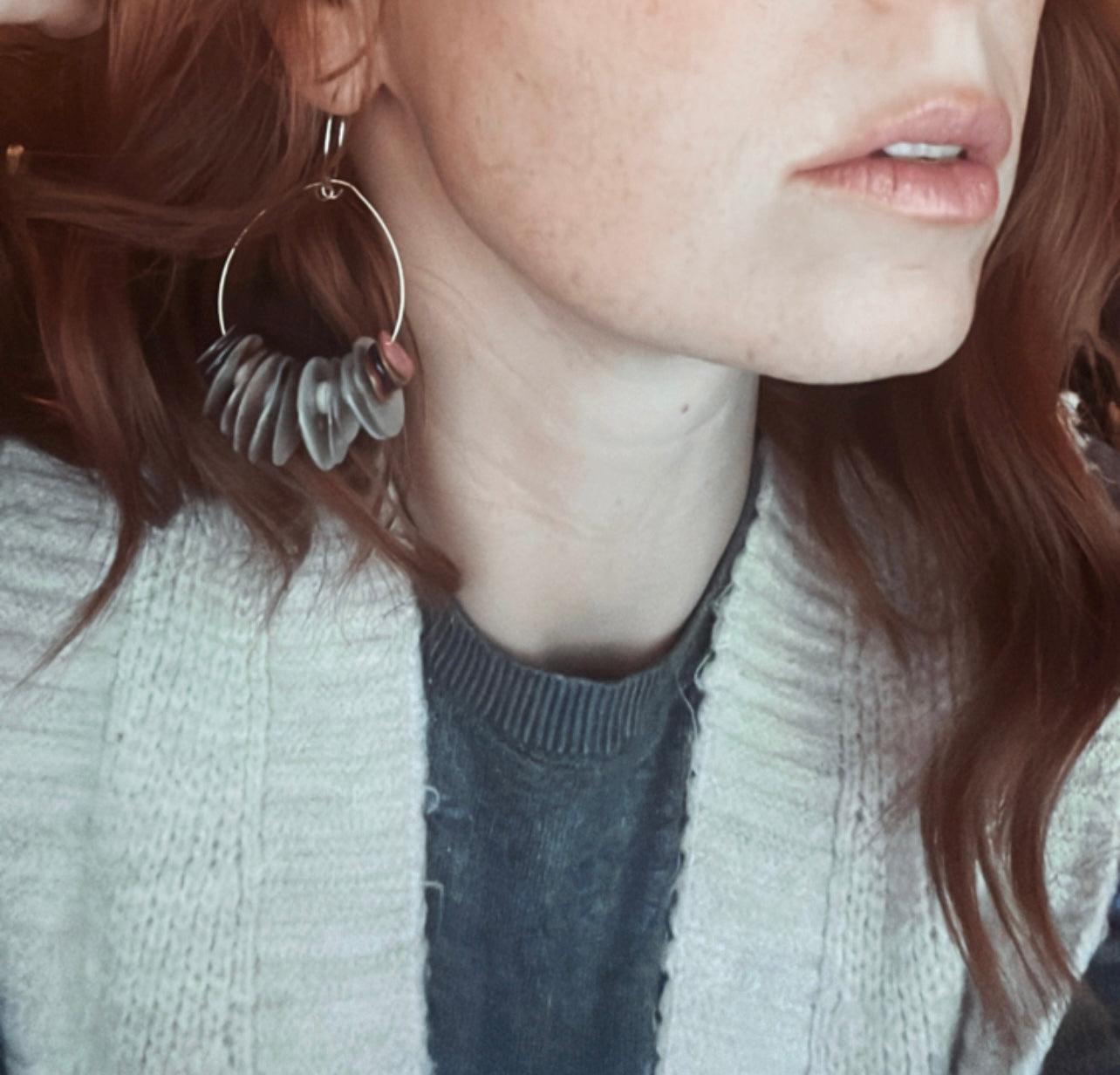 Boucles d’oreilles ARIANE boutons de nacre style bohème - Créations Uniques - Créations Uniques