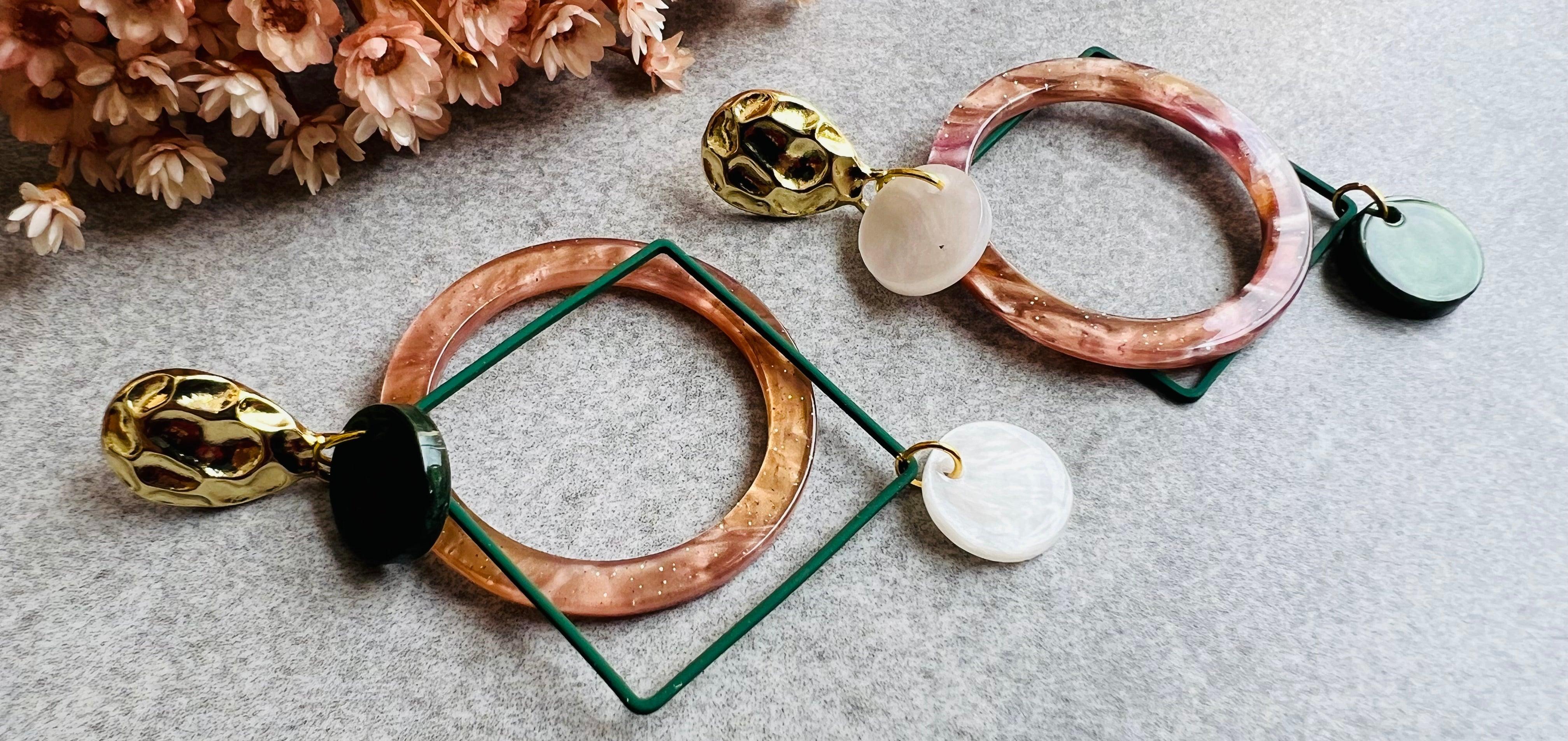 Boucles d’oreilles MARINELA losanges et résine asymétrique - Créations Uniques - Créations Uniques