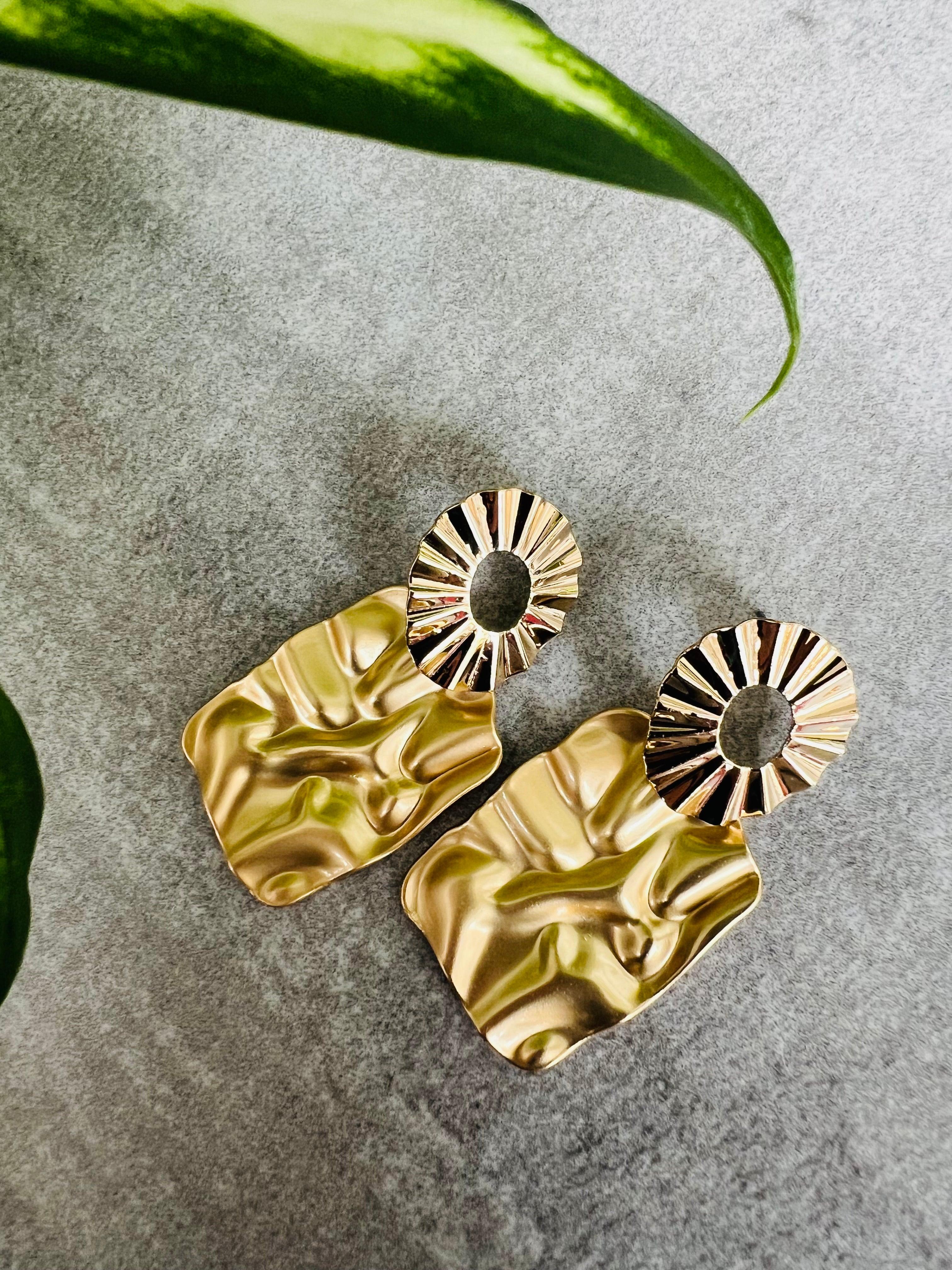 Boucles d’oreilles DAPHNÉ rectangles dorés ondulés - Créations Uniques - Créations Uniques