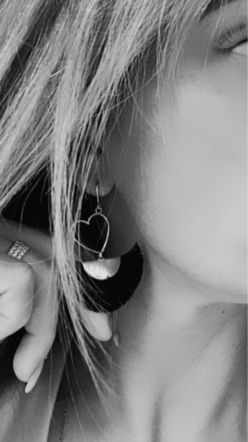 Boucles d’oreilles MARYLAUR cœurs dorés et éventail noir - Créations Uniques - Créations Uniques