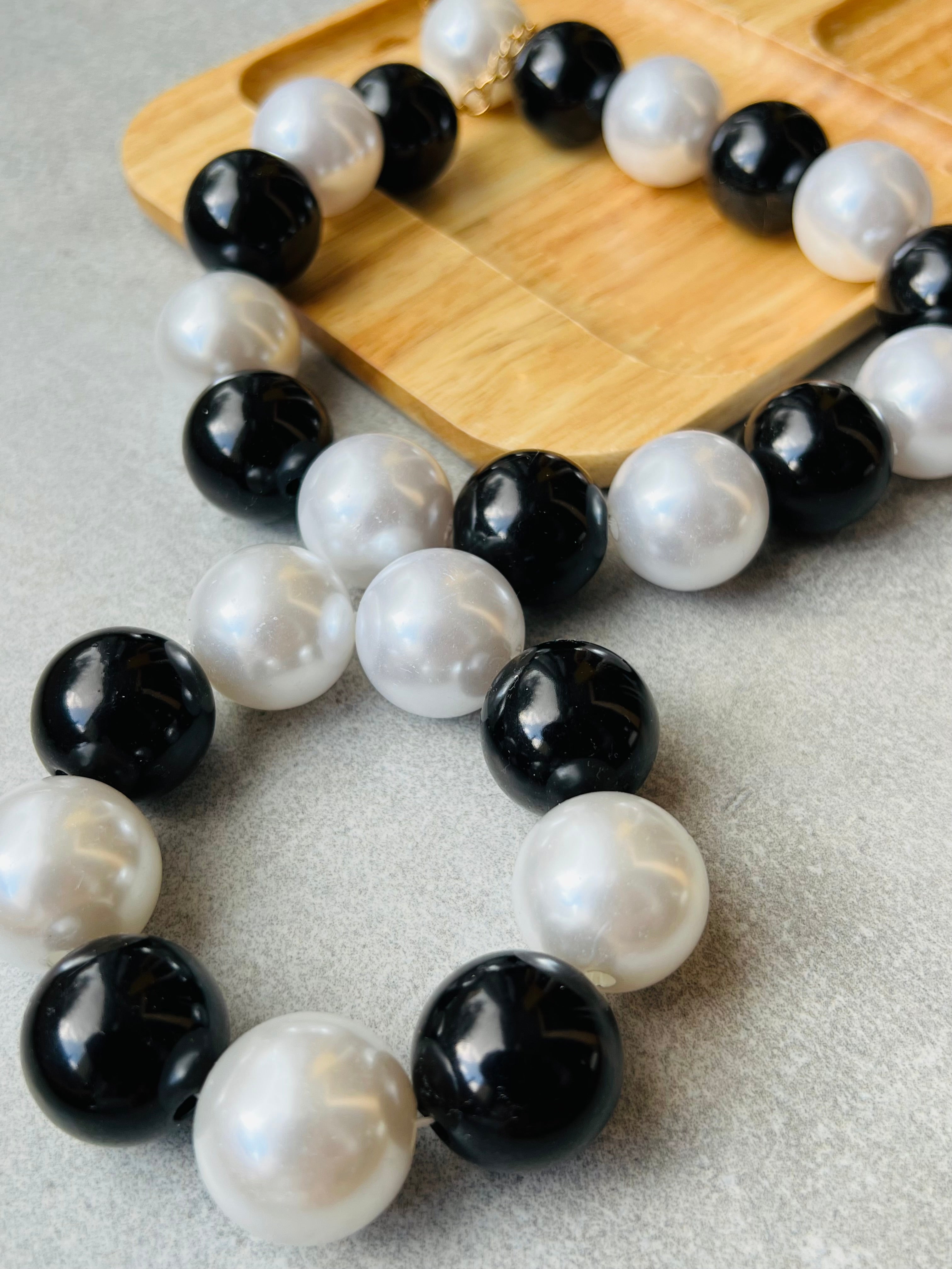 Parure BRITTANY perles noires et blanches - Créations Uniques