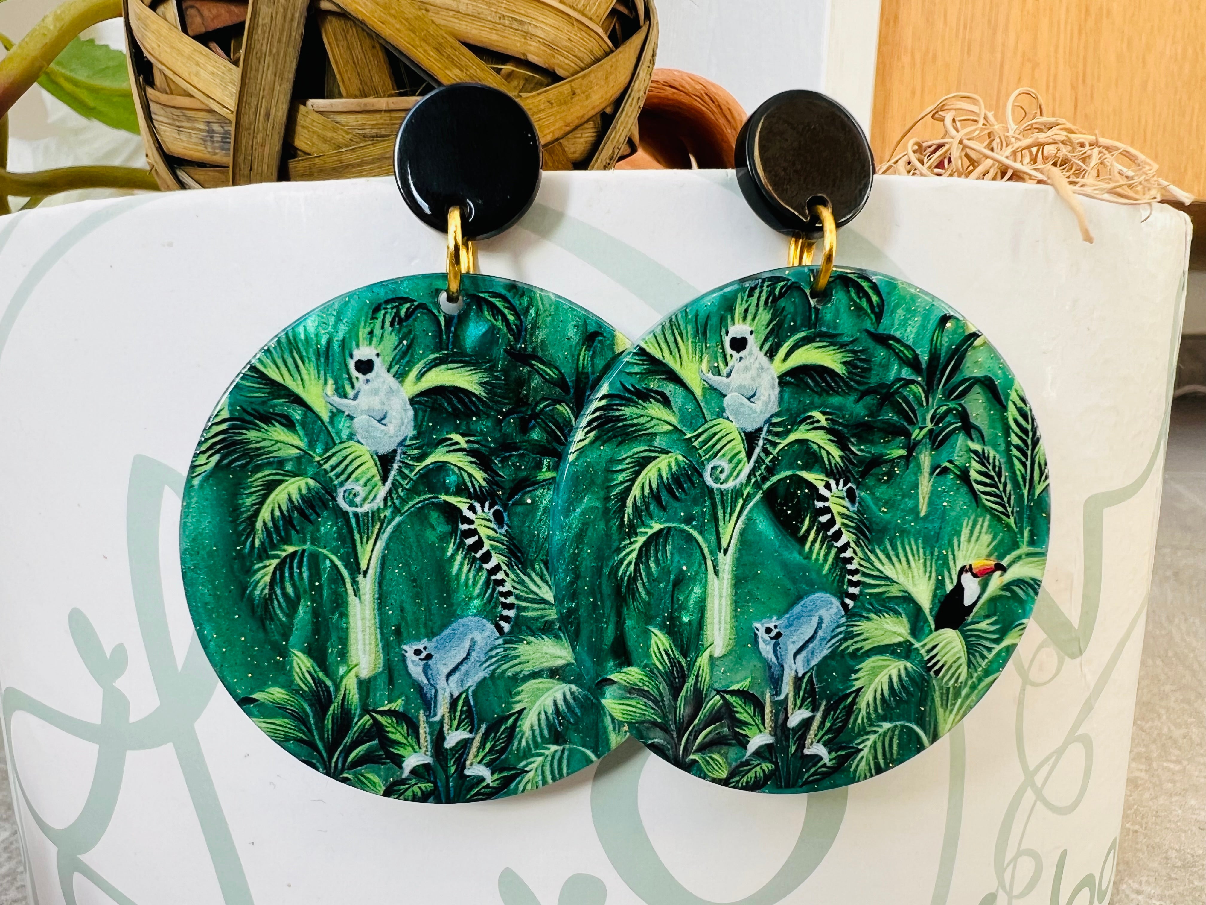 Boucles d’oreilles TRACY résine verte motif jungle et singes - Créations Uniques - Créations Uniques