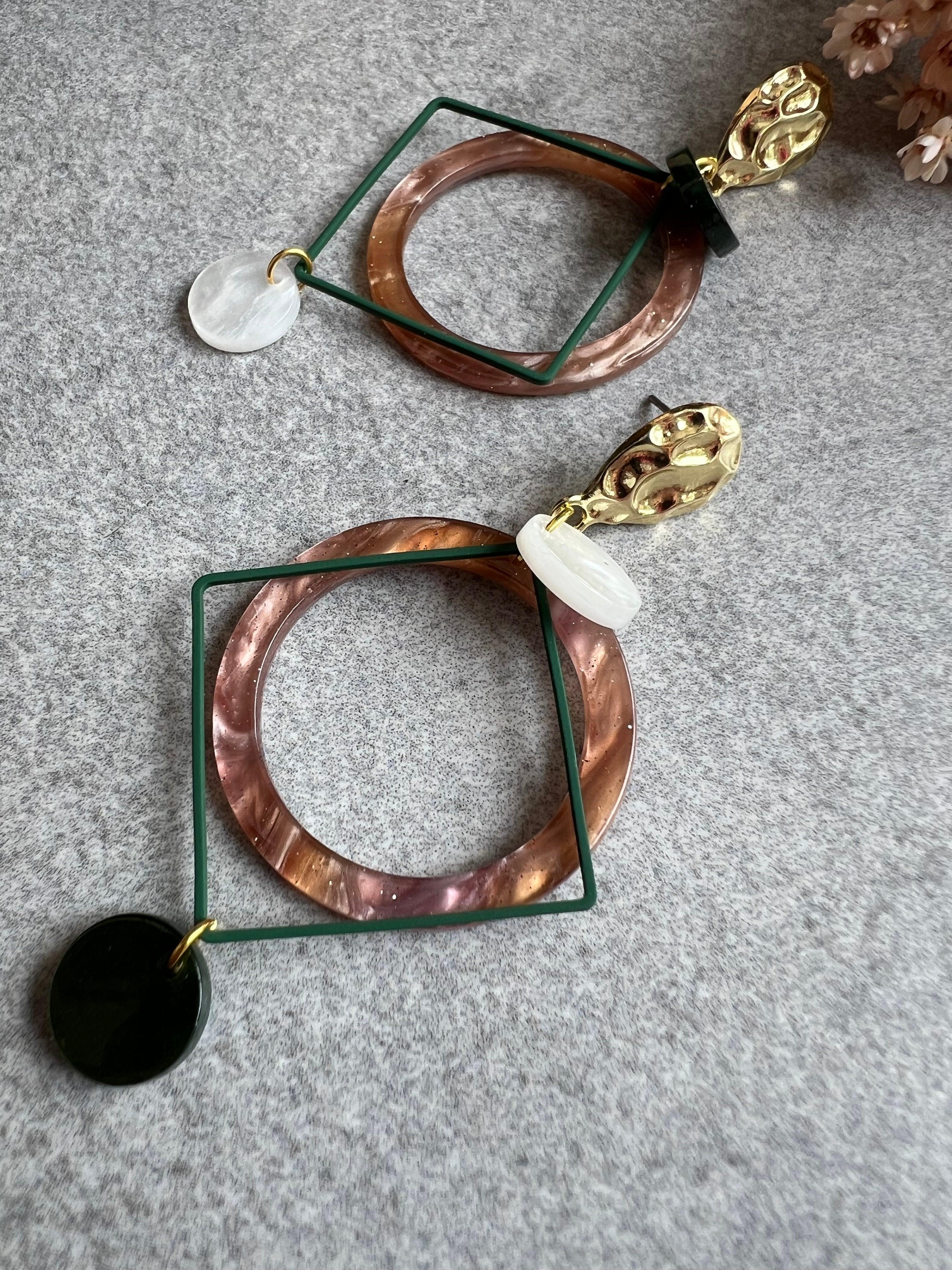 Boucles d’oreilles MARINELA losanges et résine asymétrique - Créations Uniques - Créations Uniques