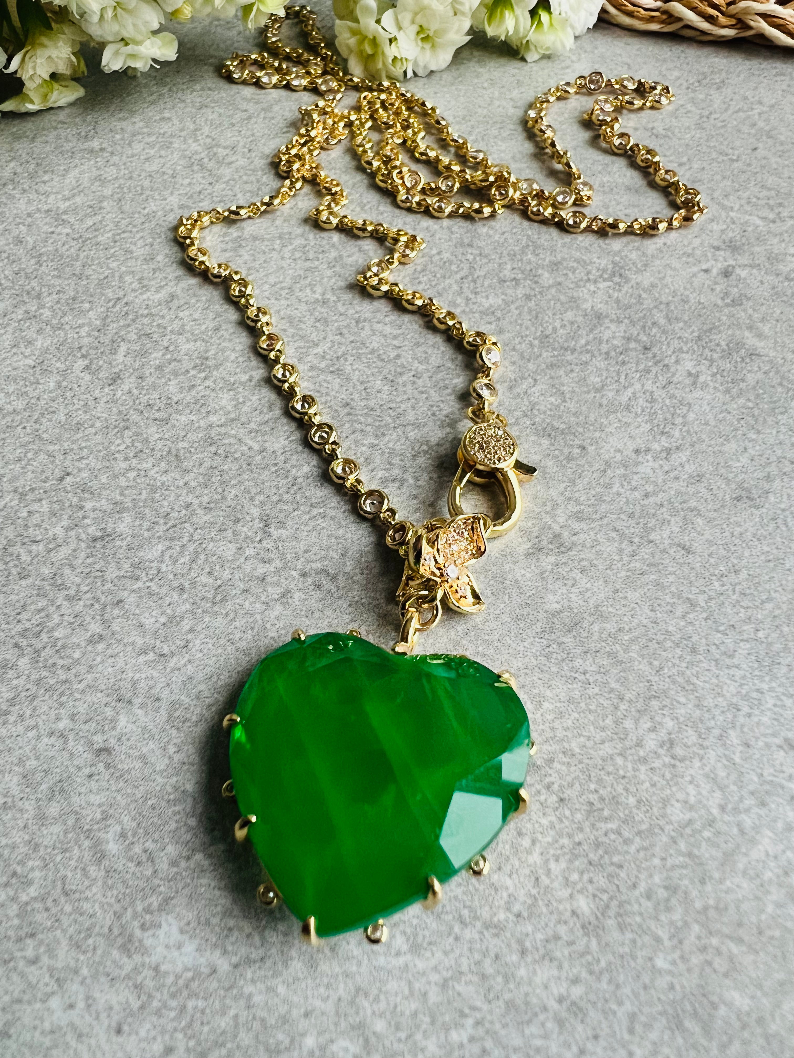 Collier TERRY sautoir pendentif cœur vert chaîne dorée diamantée - Créations Uniques