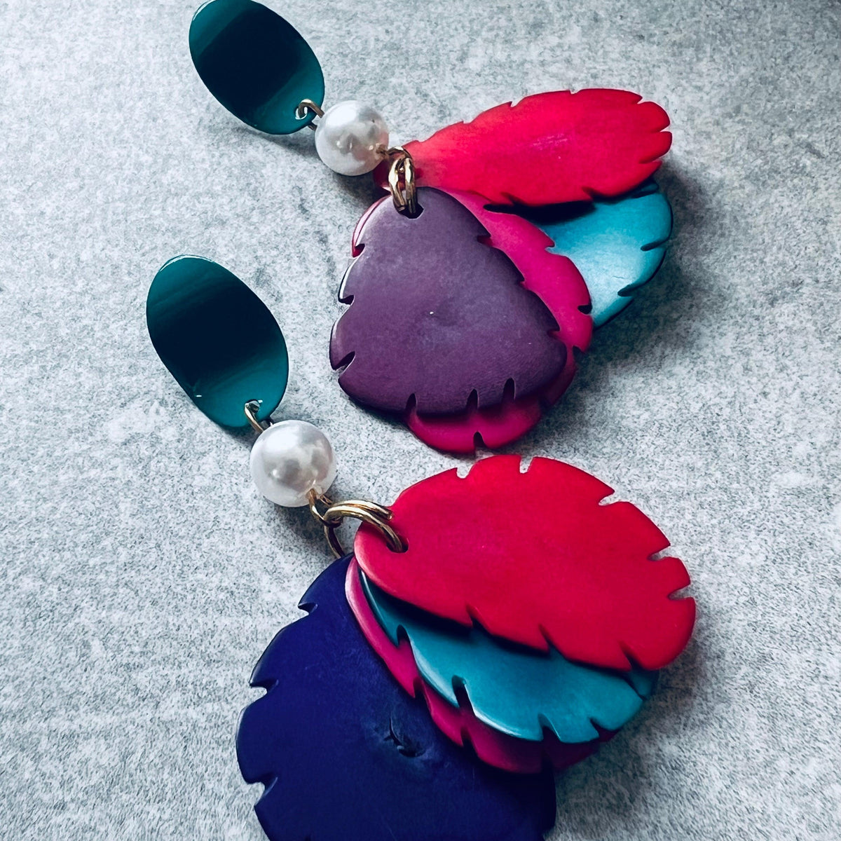 Boucles d’oreilles GENNIFER pétales de tagua multicolores- Créations Uniques - Créations Uniques