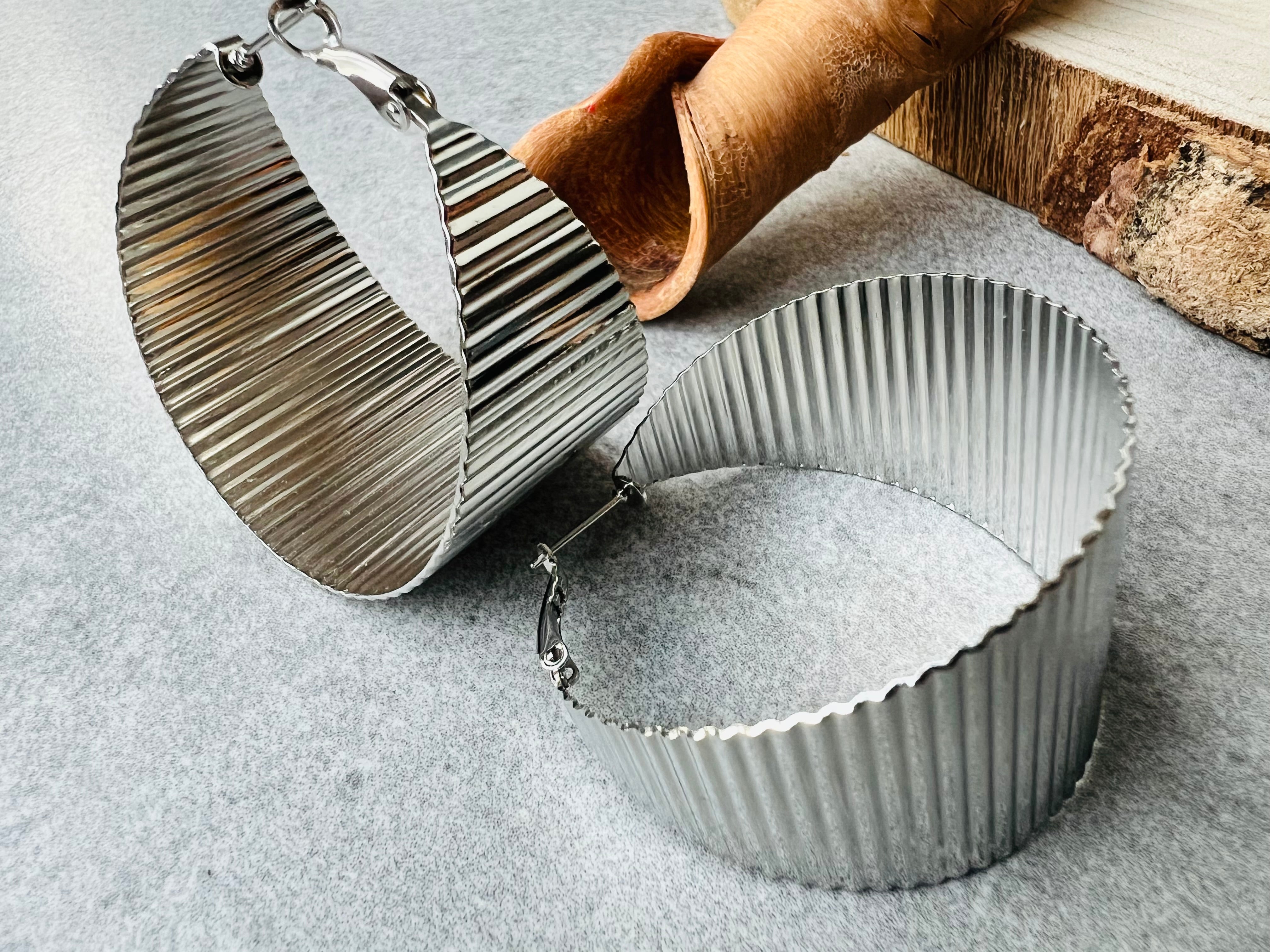 Boucles d’oreilles DAURINE créoles argentées larges - Créations Uniques