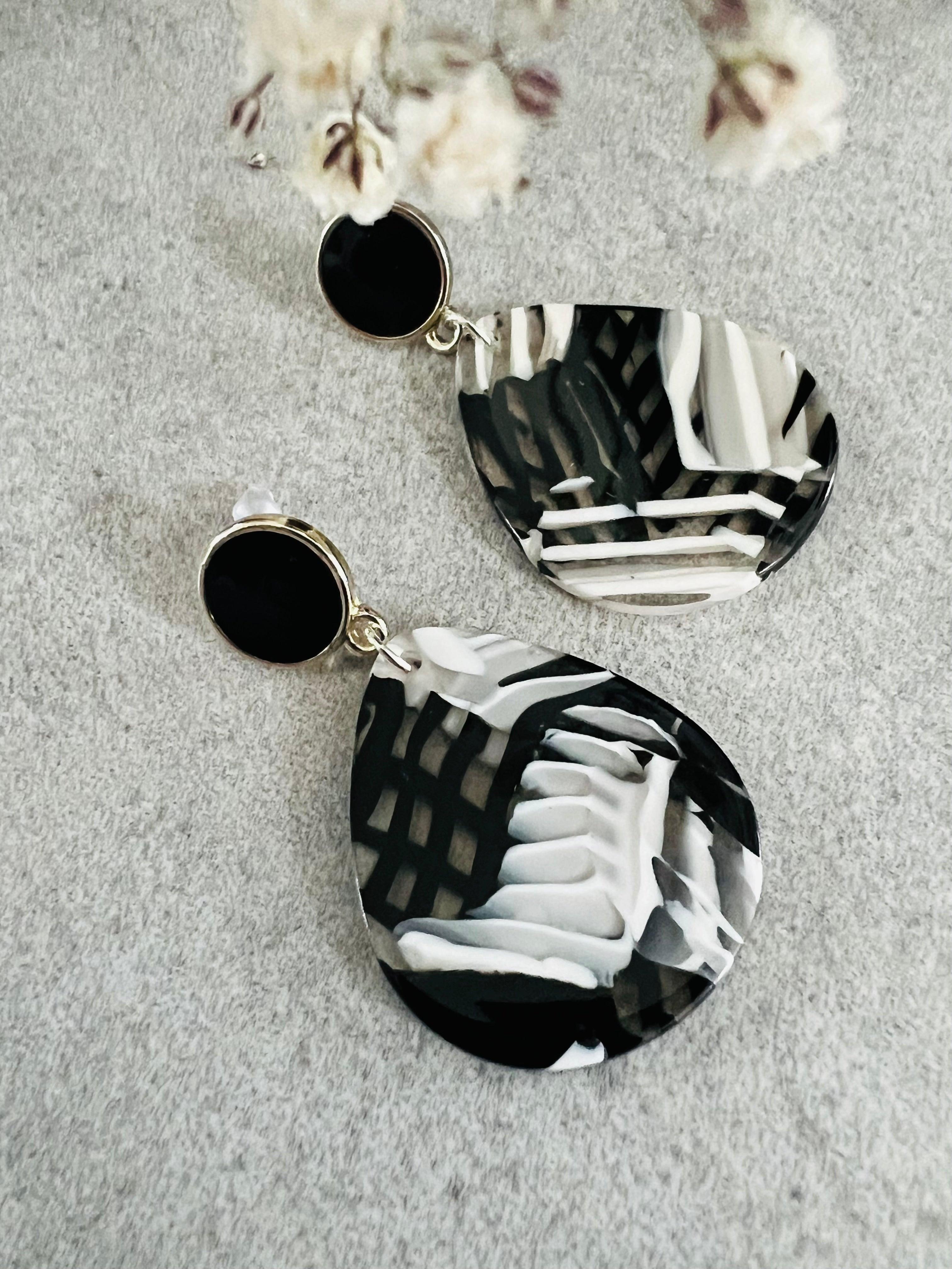 Boucles d’oreilles AUGUSTINE gouttes resine noir et blanc - Créations Uniques - Créations Uniques