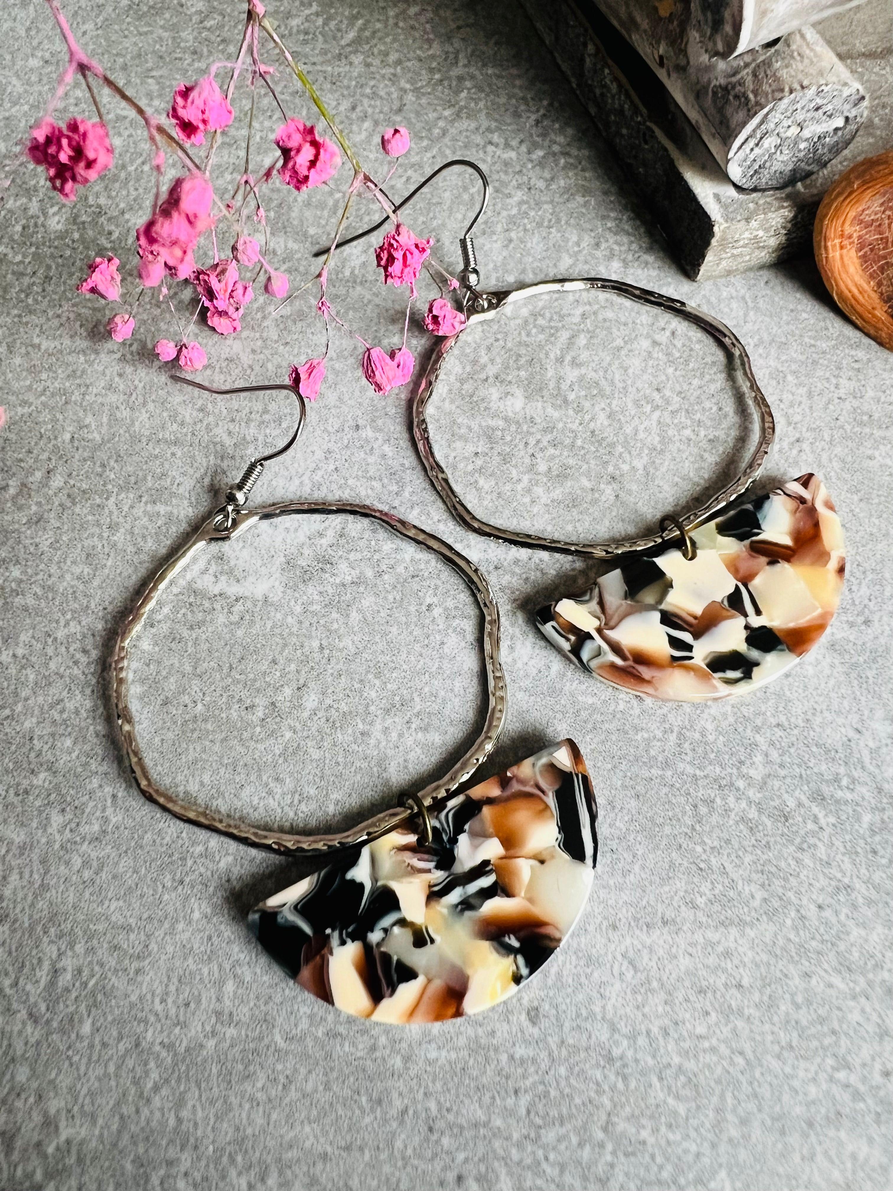 Boucles d’oreilles ELYA argentées et résine - Créations Uniques - Créations Uniques