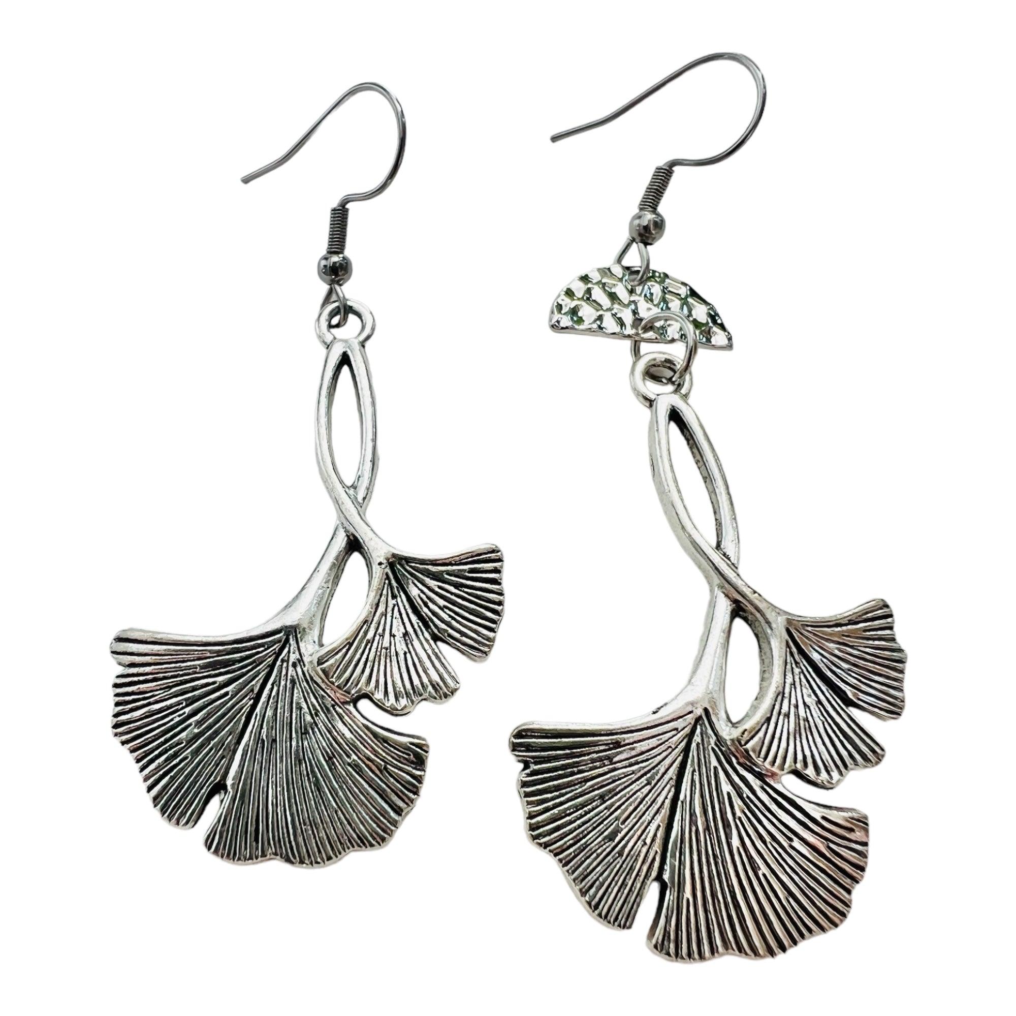 Boucles d’oreilles asymétriques BABETH feuilles Ginkgo argentées - Créations Uniques - Créations Uniques