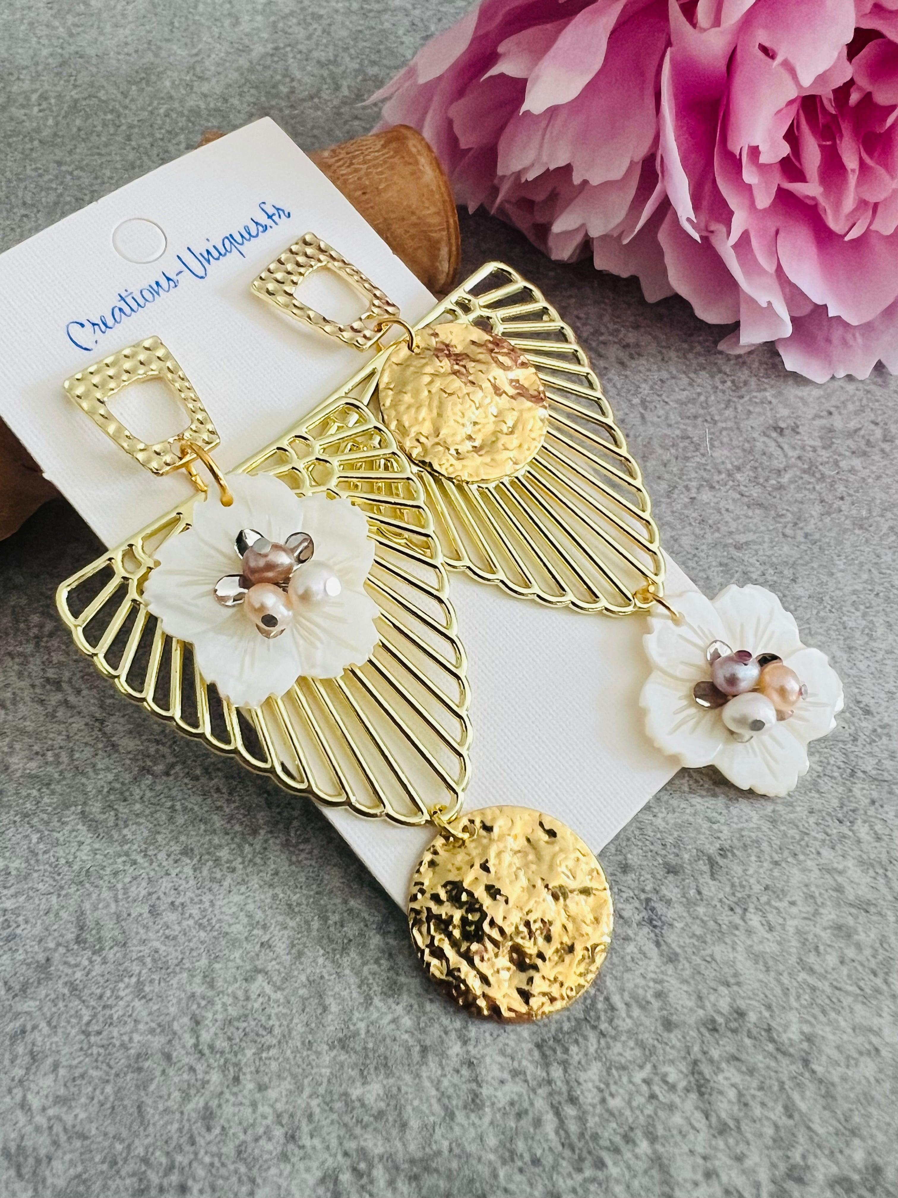 Boucles d’oreilles asymétriques dorées DOROTHY fleurs de nacre - Créations Uniques - Créations Uniques