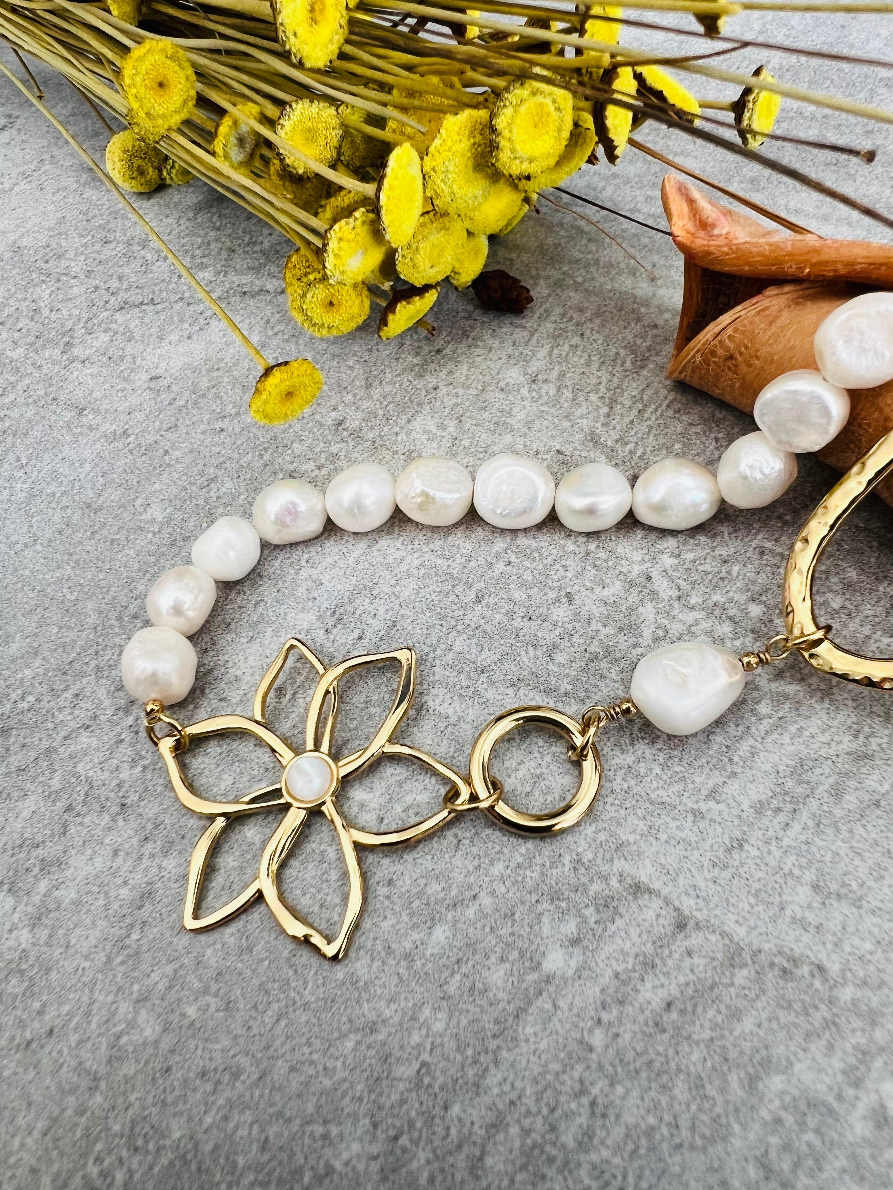 Collier asymétrique MARYLENE perles blanc nacré et fleur dorée - Créations Uniques
