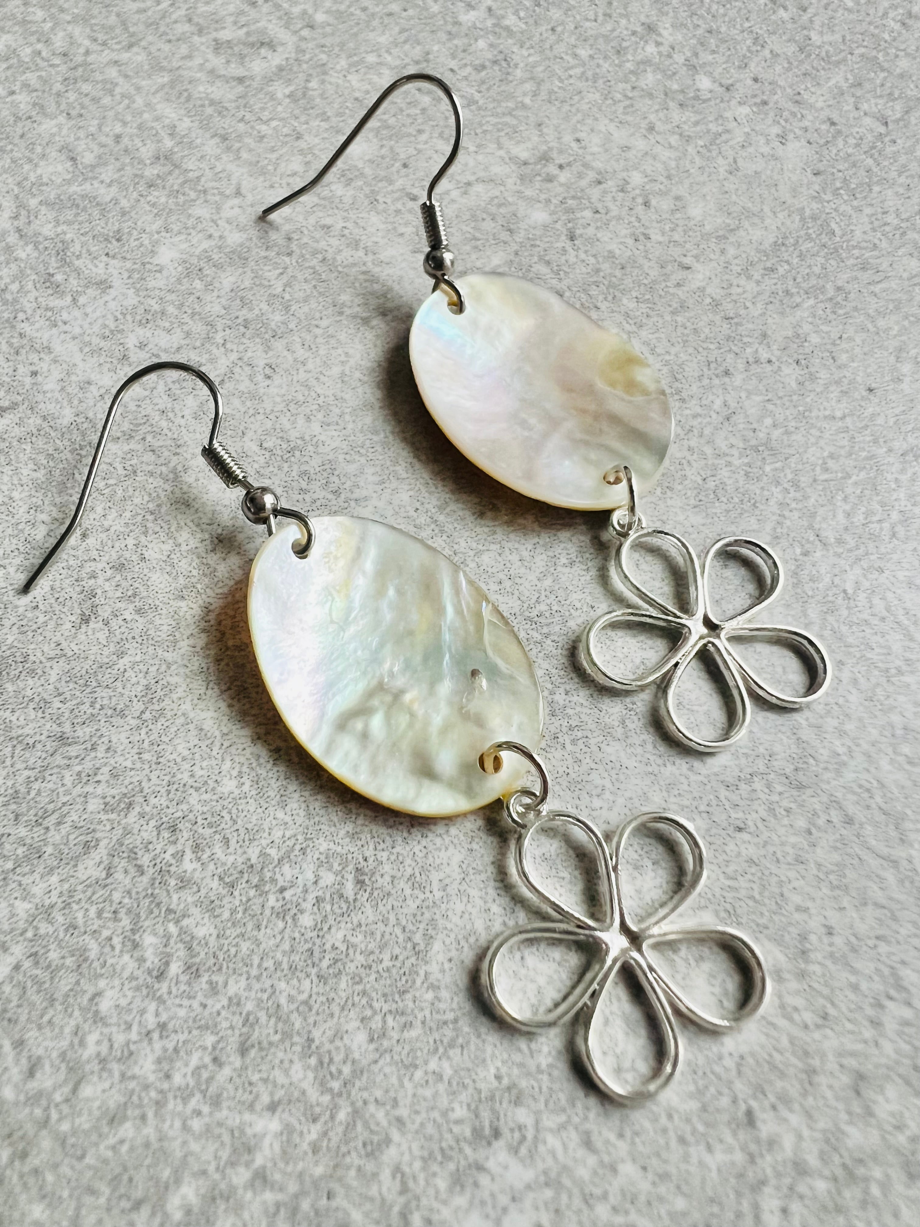 Boucles d’oreilles MARGUERITE fleurs argentées et nacre - Créations Uniques - Créations Uniques