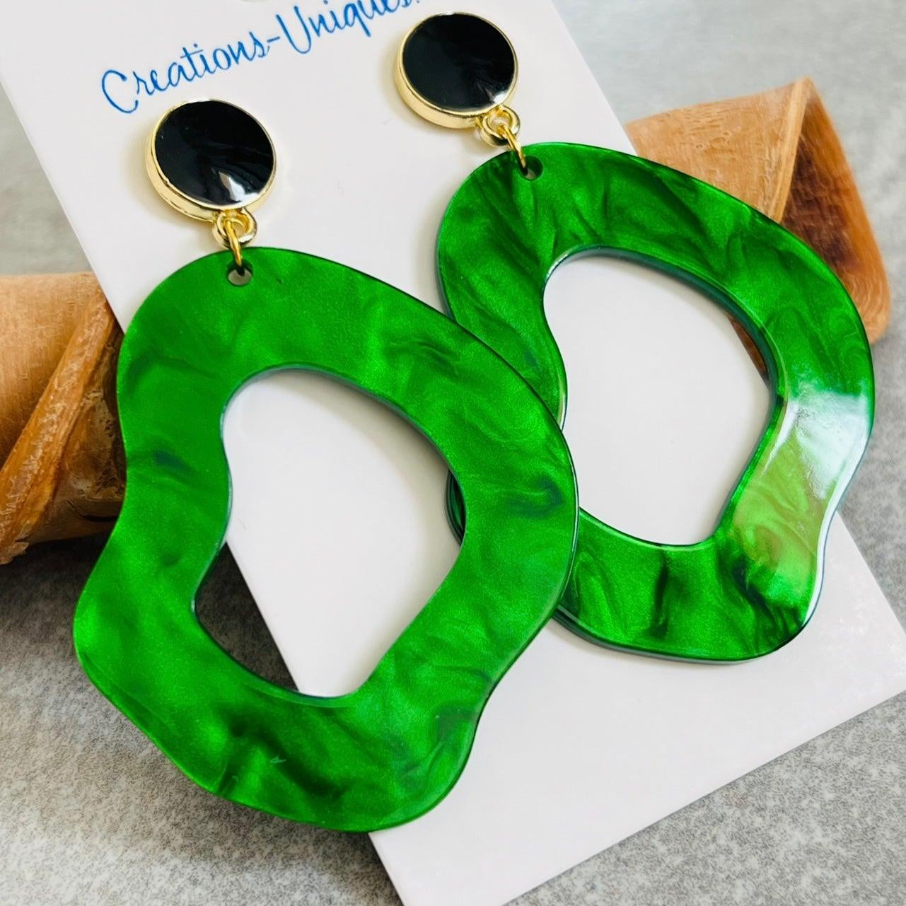 Boucles d’oreilles MAGDA résine vert lumineux - Créations Uniques - Créations Uniques