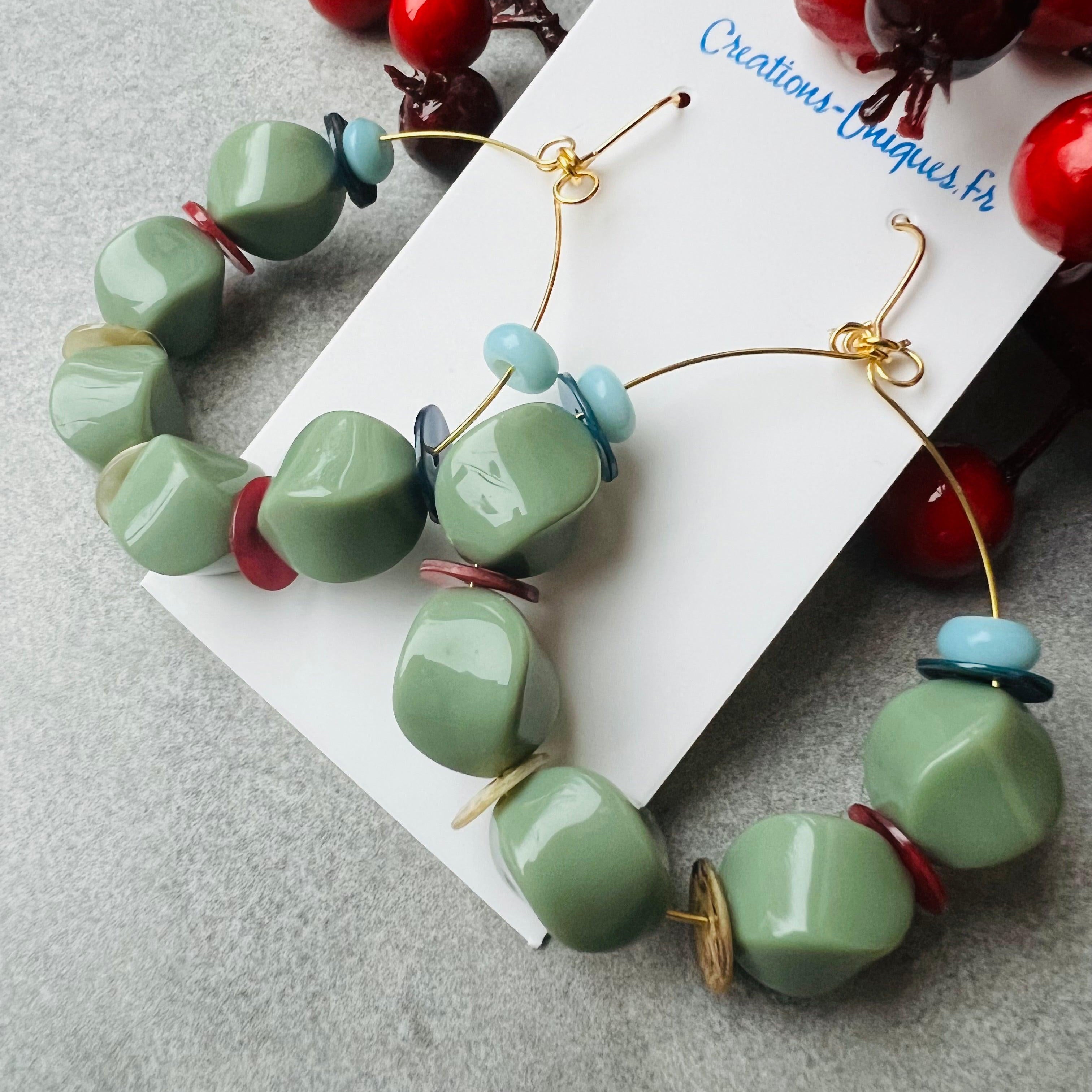 Boucles d’oreilles ROSALIE perles vertes et boutons de nacre colorés - Créations Uniques - Créations Uniques