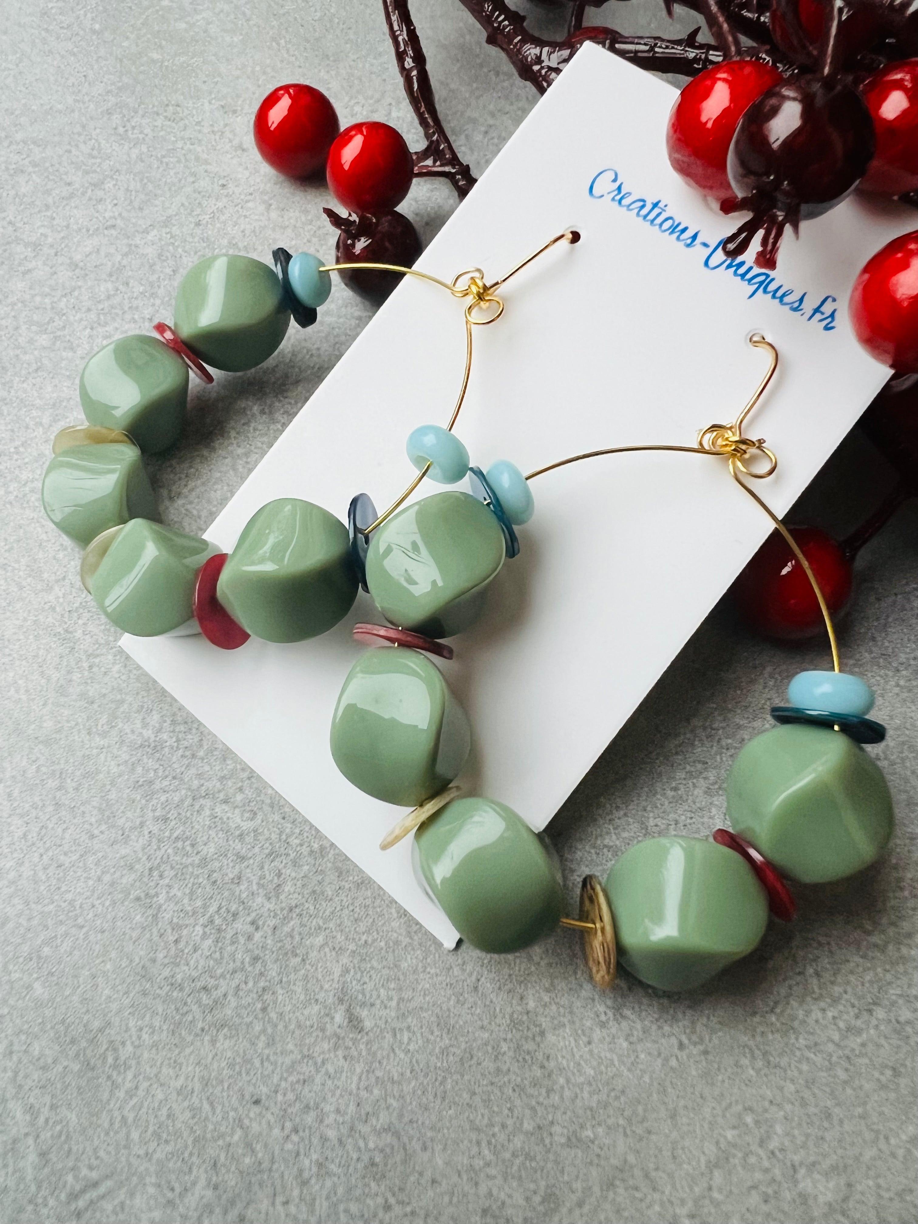 Boucles d’oreilles ROSALIE perles vertes et boutons de nacre colorés - Créations Uniques - Créations Uniques